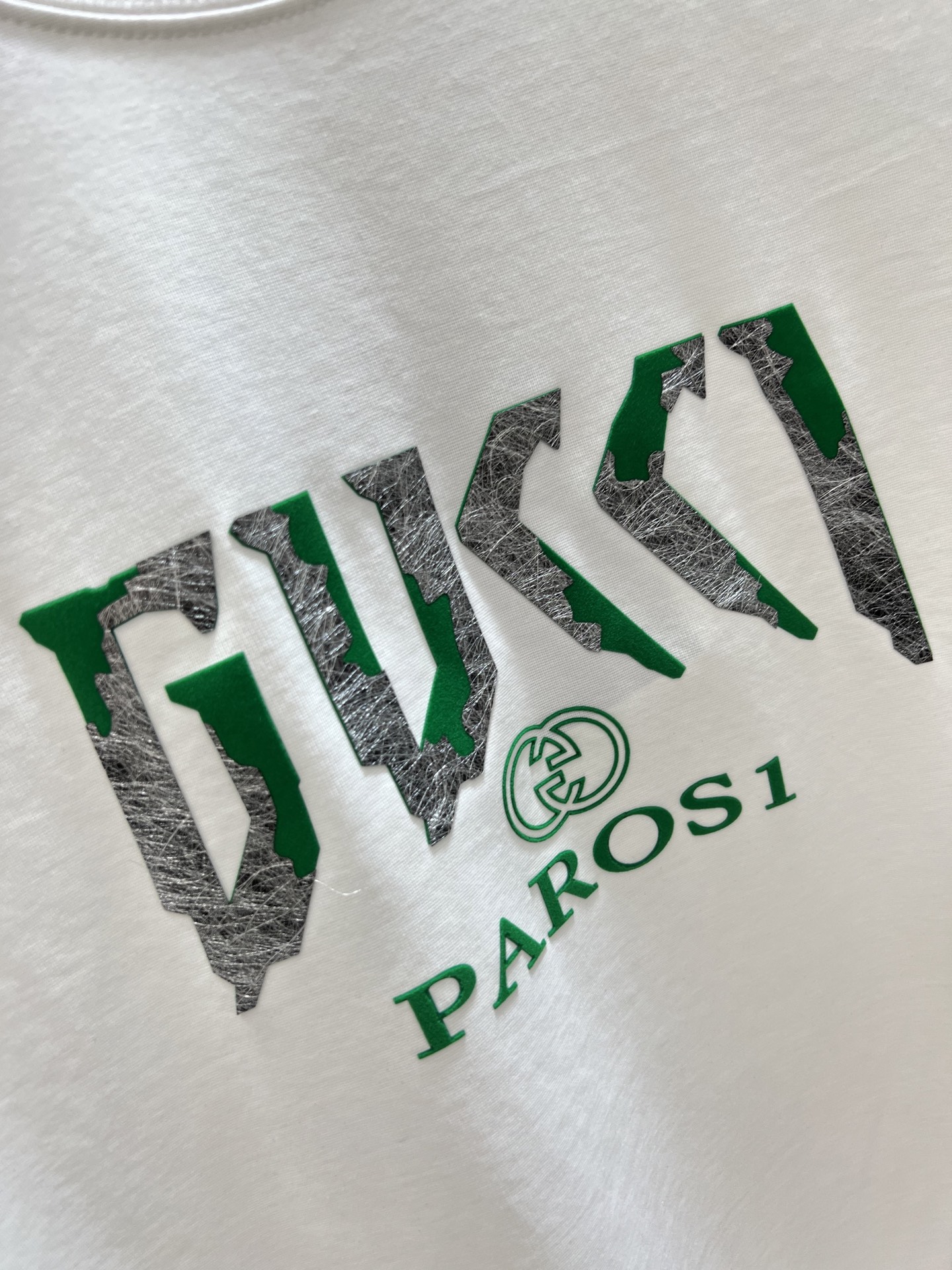 NO:509726,Gucci/Gucci New products for spring and summer 2025 are available in new products, complete three standards, mercerized cotton round neck short-sleeved T-shirt, three-dimensional flocking silicone process on chest, no need to introduce too much good products, look at the details, counter number M-XXXL 175/140 Suggestions, gucci, T-shirt,tees, t-shirt,alexander wang19860909Gucci/古奇 2025年春夏新品上新 三标齐全 丝光棉圆领短袖T恤 胸前立体植绒硅胶工艺 好货不用过多介绍 看细节 专柜码数M-XXXL 175/140建议L,,gucci,T-shirt,tees，t-shirt,alexander wang,Men's clothing