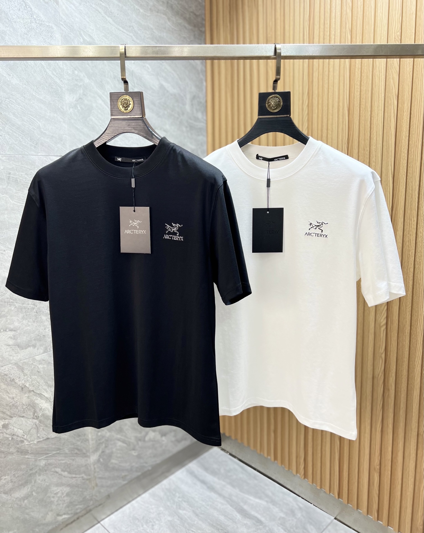 NO:520588,Arc/Architecture Bird New Products for Spring and Summer 2025 are available in new spring and summer. Three-standard mercerized cotton round neck short-sleeved T-shirt. Three-dimensional silicone process on chest. Good products don’t need to be introduced too much. Look at the details. Counter code M-XXXL 175/140 Suggestions L, arc'teryx, T-shirt,tees, t-shirt,alexander wang19860909Arc/始祖鸟 2025年春夏新品上新 三标齐全 丝光棉圆领短袖T恤 胸前立体硅胶工艺 好货不用过多介绍 看细节 专柜码数M-XXXL 175/140建议L,arc'teryx,T-shirt,tees，t-shirt,alexander wang,Men's clothing