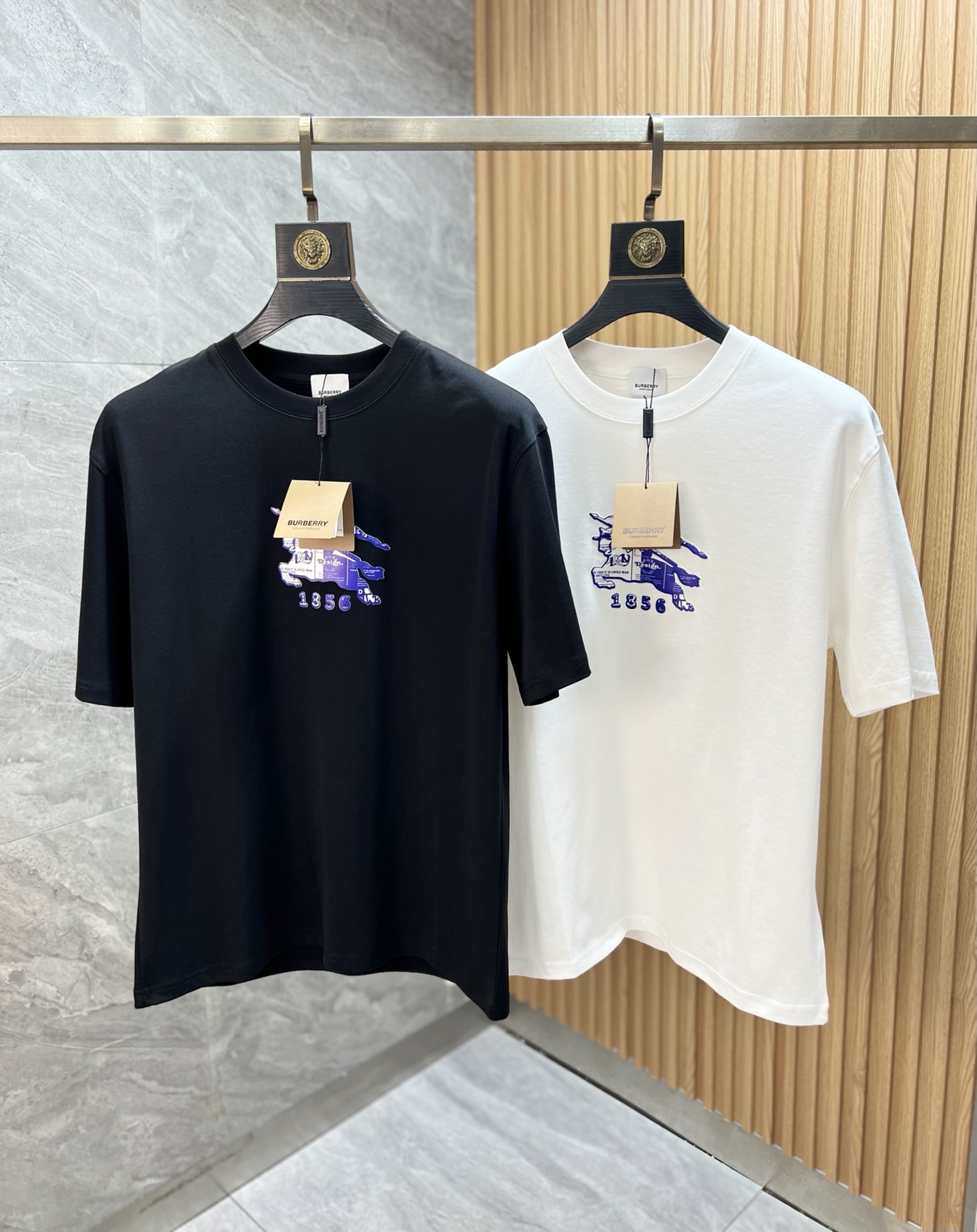 NO:520587,Burberry/Burberry New products for spring and summer 2025 are available in new products, complete three standards, mercerized cotton round neck short-sleeved T-shirt, three-dimensional silicone process on chest, good products do not need to be introduced too much, look at the details, counter number M-XXXL 175/140 Suggestions, L, burberry, burberry, T-shirt, tees, t-shirt, alexander wang19860909Burberry/巴宝莉 2025年春夏新品上新 三标齐全 丝光棉圆领短袖T恤 胸前立体硅胶工艺 好货不用过多介绍 看细节 专柜码数M-XXXL 175/140建议L,,burberry,burberry,T-shirt,tees，t-shirt,alexander wang,Men's clothing