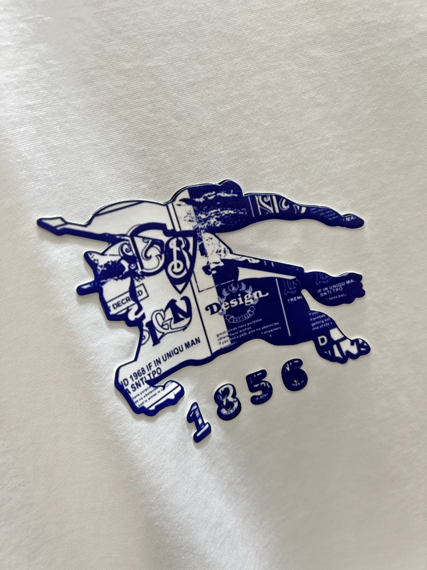 NO:509728,Burberry/Burberry New products for spring and summer 2025 are available in new products, complete three standards, mercerized cotton round neck short-sleeved T-shirt, three-dimensional silicone process on chest, good products do not need to be introduced too much, look at the details, counter number M-XXXL 175/140 Suggestions, L, burberry, burberry, T-shirt, tees, t-shirt, alexander wang19860909Burberry/巴宝莉 2025年春夏新品上新 三标齐全 丝光棉圆领短袖T恤 胸前立体硅胶工艺 好货不用过多介绍 看细节 专柜码数M-XXXL 175/140建议L,,burberry,burberry,T-shirt,tees，t-shirt,alexander wang,Men's clothing