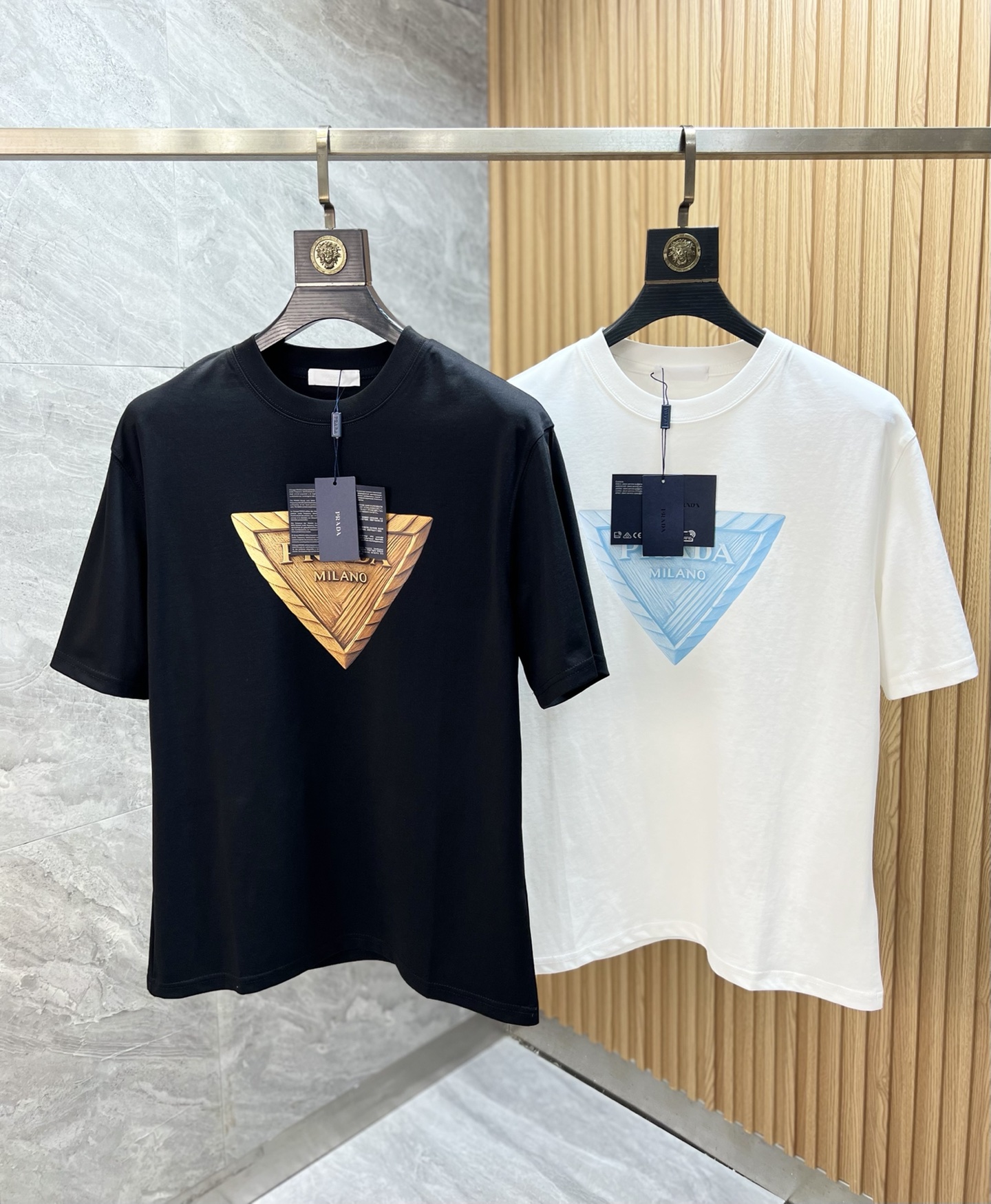 NO:520586,Prada/Prada 2025 new spring and summer products are available in new products, complete three standards, mercerized cotton round neck short-sleeved T-shirt, chest printing process, good products do not need to be introduced too much, look at the details, counter number M-XXXL 175/140 Suggestions,,prada,prada,T-shirt,tees,t-shirt,alexander wang19860909Prada/普拉达 2025年春夏新品上新 三标齐全 丝光棉圆领短袖T恤 胸前印花工艺 好货不用过多介绍 看细节 专柜码数M-XXXL 175/140建议L,,prada,prada,T-shirt,tees，t-shirt,alexander wang,Men's clothing