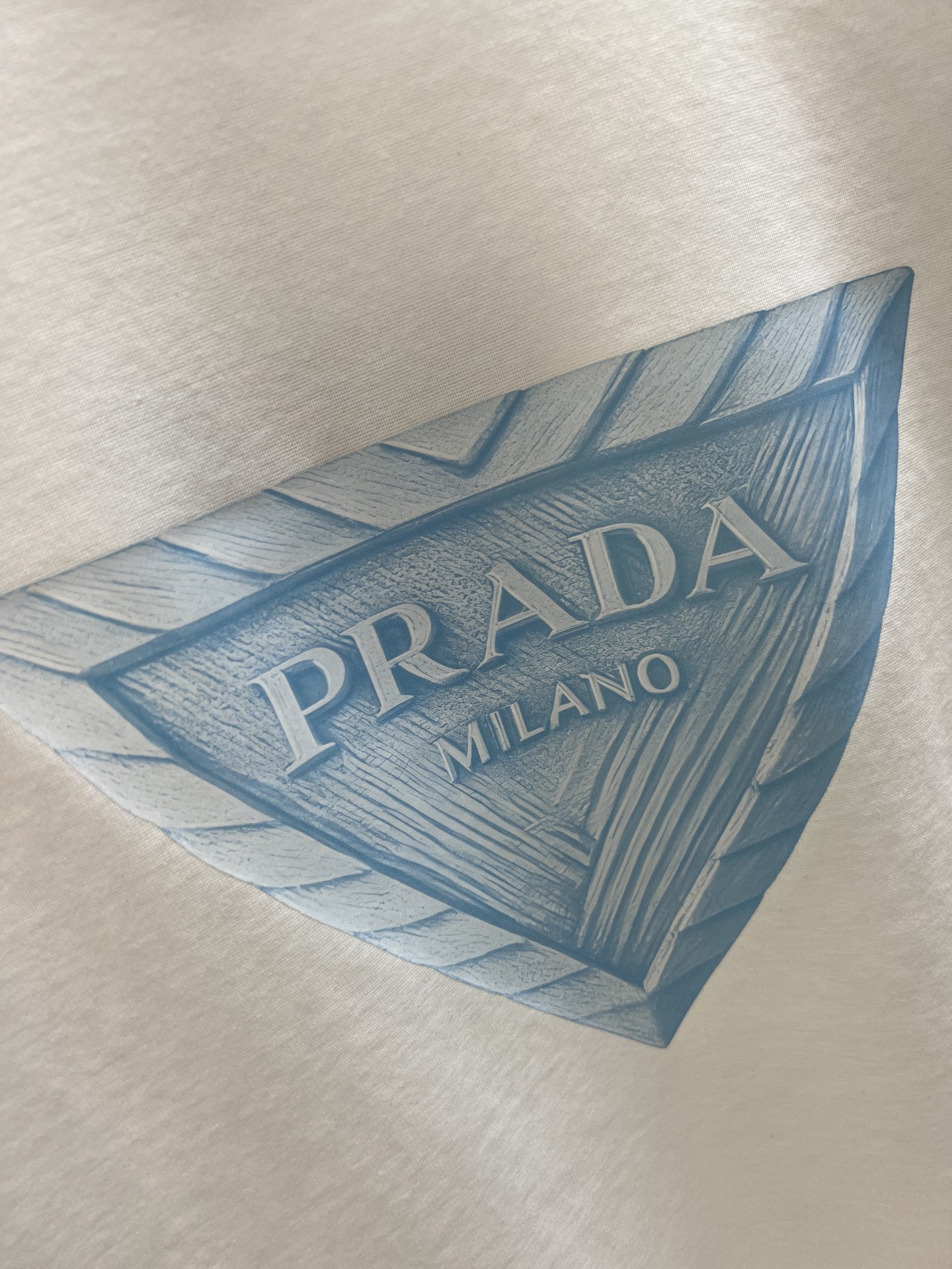 NO:509729,Prada/Prada 2025 new spring and summer products are available in new products, complete three standards, mercerized cotton round neck short-sleeved T-shirt, chest printing process, good products do not need to be introduced too much, look at the details, counter number M-XXXL 175/140 Suggestions,,prada,prada,T-shirt,tees,t-shirt,alexander wang19860909Prada/普拉达 2025年春夏新品上新 三标齐全 丝光棉圆领短袖T恤 胸前印花工艺 好货不用过多介绍 看细节 专柜码数M-XXXL 175/140建议L,,prada,prada,T-shirt,tees，t-shirt,alexander wang,Men's clothing