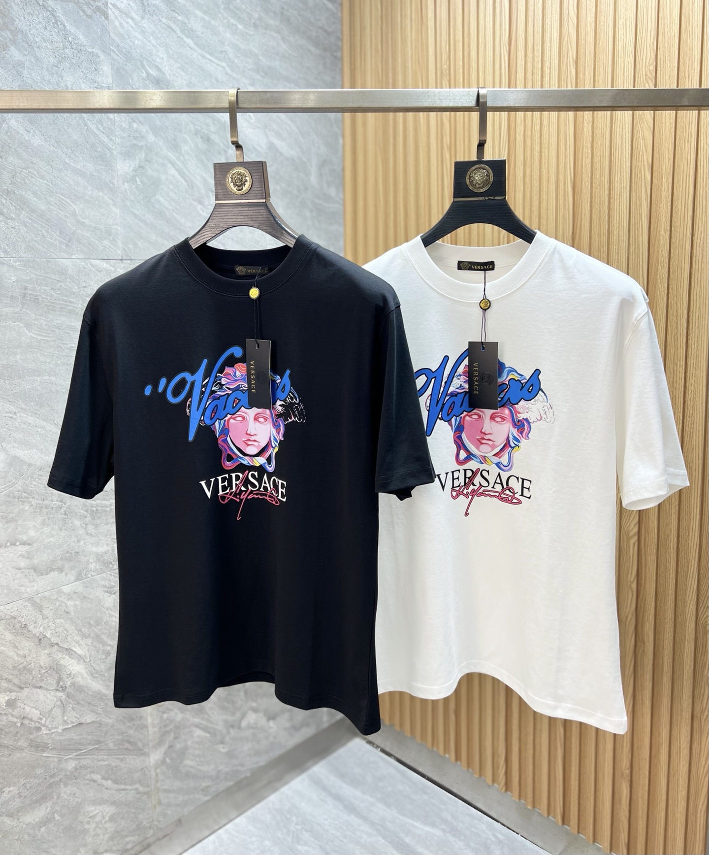 NO:520585,Versace/Versace 2025 new spring and summer new products are available, three standards are complete, mercerized cotton round neck short-sleeved T-shirt, chest printing and glue process, good products do not need to be introduced too much, look at the details, counter number M-XXXL 175/140 Suggestions, L, versace, versace, T-shirt, tees, t-shirt, alexander wang19860909Versace/范思哲 2025年春夏新品上新 三标齐全 丝光棉圆领短袖T恤 胸前印花滴胶工艺 好货不用过多介绍 看细节 专柜码数M-XXXL 175/140建议L,,versace,versace,T-shirt,tees，t-shirt,alexander wang,Men's clothing