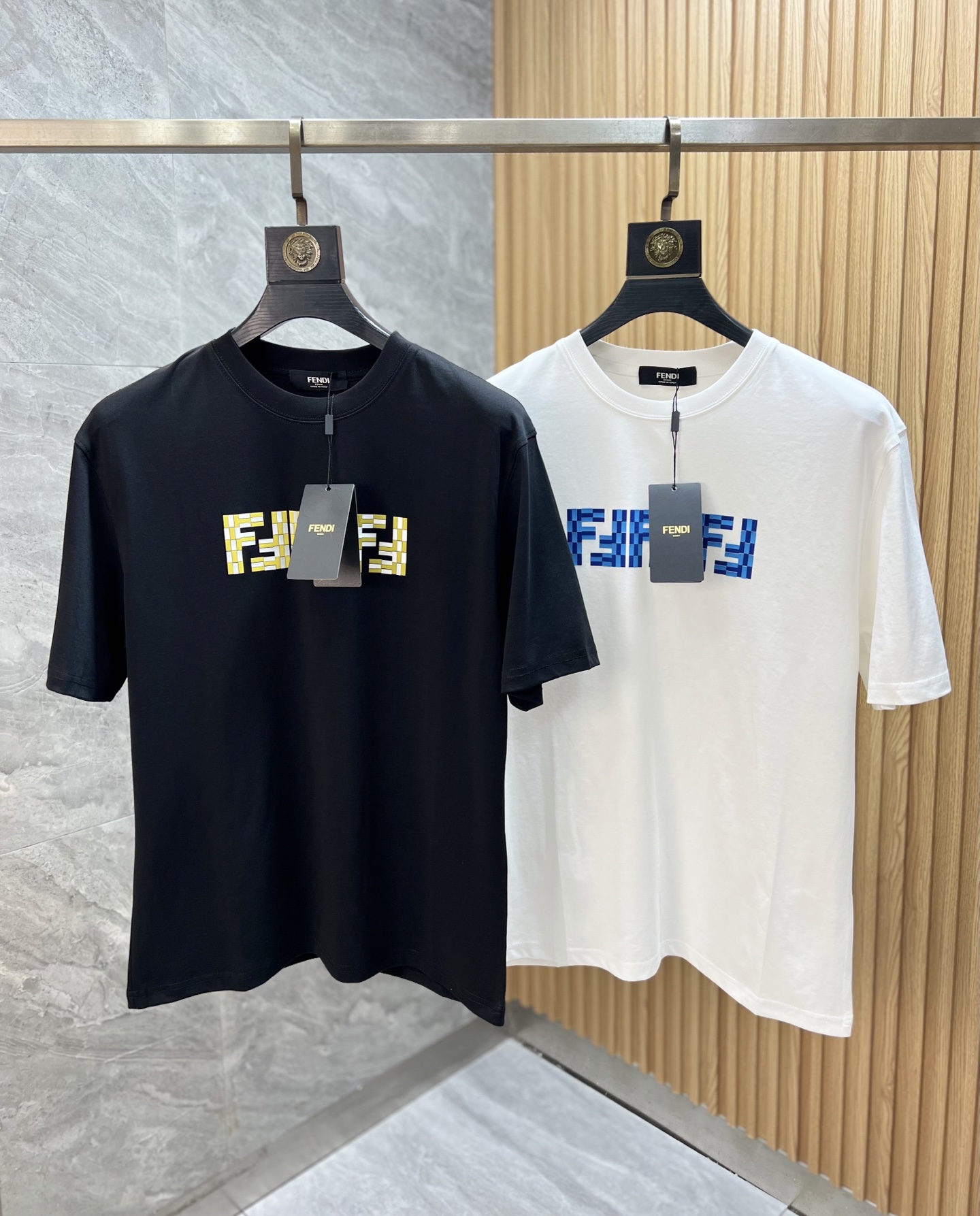NO:520584,Fendi/Fendi 2025 new spring and summer products are available in new products, complete three standards, mercerized cotton round neck short-sleeved T-shirt, chest flocking glue dripping process, good products do not need to be introduced too much, look at the details, counter number M-XXXL 175/140 Suggestions, L, fendi, fendi, T-shirt, tees, t-shirt, alexander wang19860909Fendi/芬迪 2025年春夏新品上新 三标齐全 丝光棉圆领短袖T恤 胸前植绒滴胶工艺 好货不用过多介绍 看细节 专柜码数M-XXXL 175/140建议L,,fendi,fendi,T-shirt,tees，t-shirt,alexander wang,Men's clothing