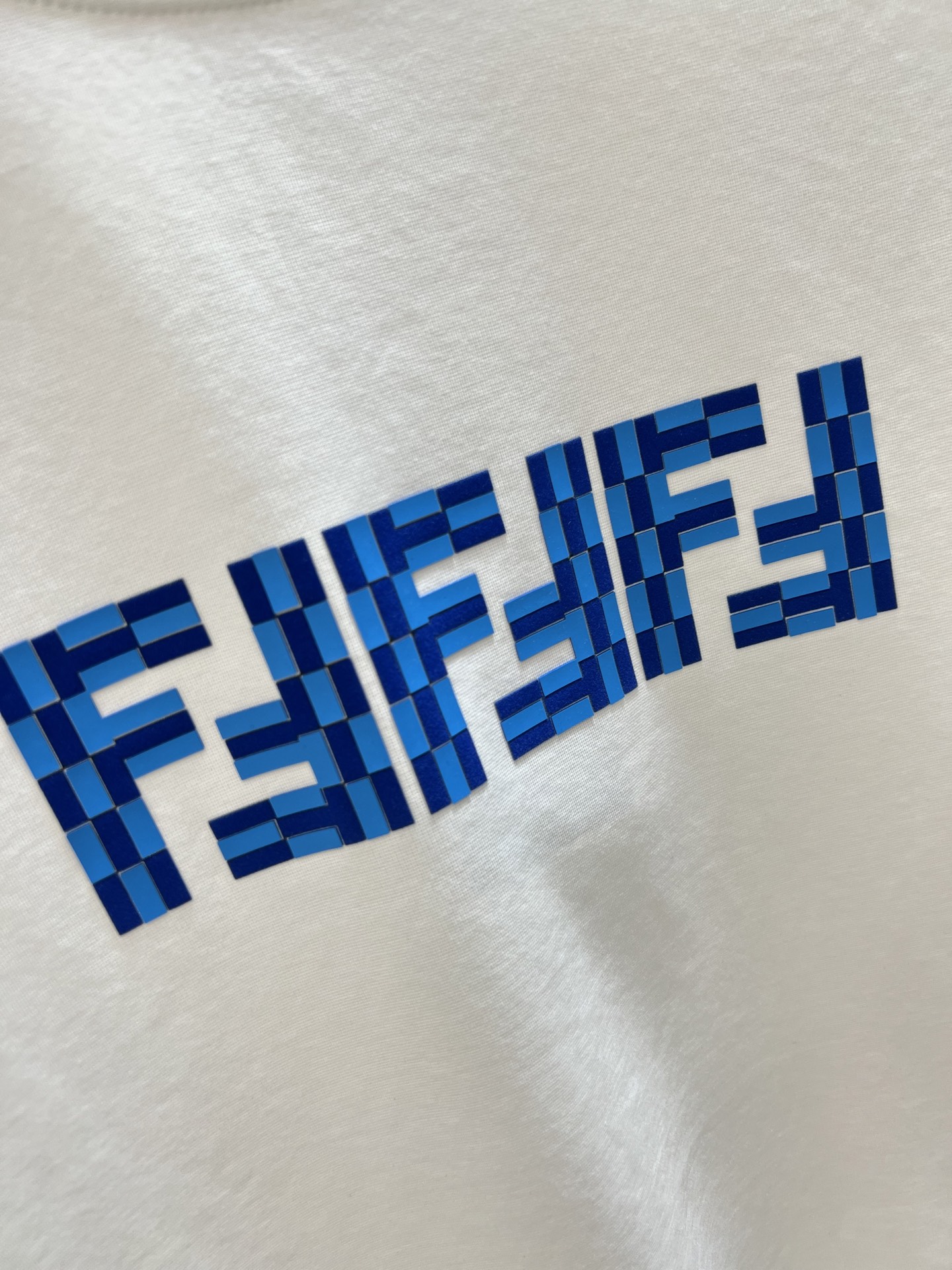 NO:509731,Fendi/Fendi 2025 new spring and summer products are available in new products, complete three standards, mercerized cotton round neck short-sleeved T-shirt, chest flocking glue dripping process, good products do not need to be introduced too much, look at the details, counter number M-XXXL 175/140 Suggestions, L, fendi, fendi, T-shirt, tees, t-shirt, alexander wang19860909Fendi/芬迪 2025年春夏新品上新 三标齐全 丝光棉圆领短袖T恤 胸前植绒滴胶工艺 好货不用过多介绍 看细节 专柜码数M-XXXL 175/140建议L,,fendi,fendi,T-shirt,tees，t-shirt,alexander wang,Men's clothing