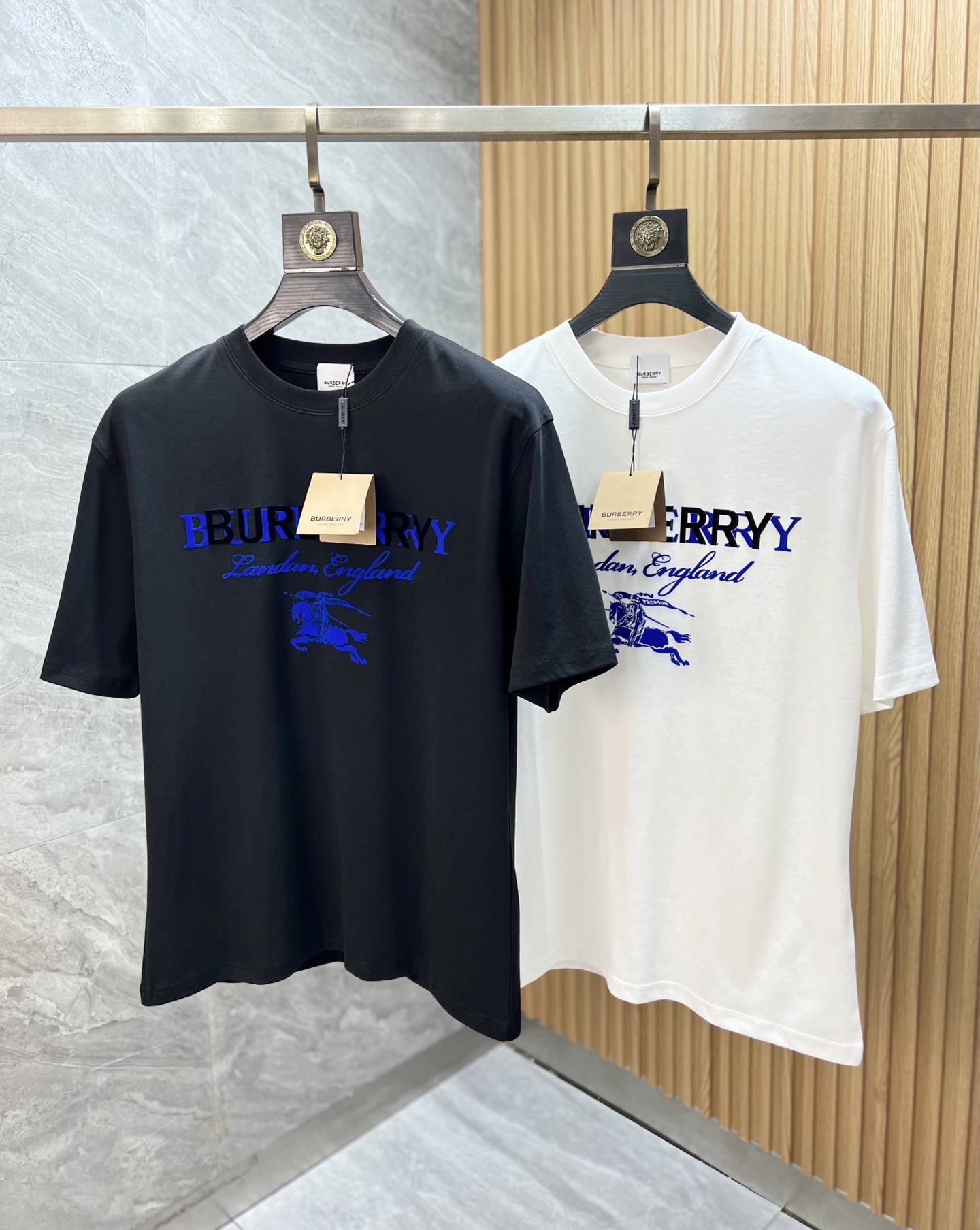 NO:520582,Burberry/Burberry New products for spring and summer 2025 are available in new products, complete three standards, mercerized cotton round neck short-sleeved T-shirt, chest flocking and glue dripping process, good products do not need to be introduced too much, look at the details, counter number M-XXXL 175/140 Suggestions, L, burberry, burberry, T-shirt, tees, t-shirt, alexander wang19860909Burberry/巴宝莉 2025年春夏新品上新 三标齐全 丝光棉圆领短袖T恤 胸前植绒滴胶工艺 好货不用过多介绍 看细节 专柜码数M-XXXL 175/140建议L,,burberry,burberry,T-shirt,tees，t-shirt,alexander wang,Men's clothing