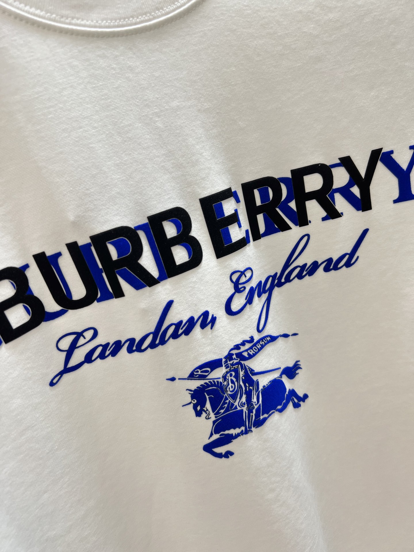 NO:509732,Burberry/Burberry New products for spring and summer 2025 are available in new products, complete three standards, mercerized cotton round neck short-sleeved T-shirt, chest flocking and glue dripping process, good products do not need to be introduced too much, look at the details, counter number M-XXXL 175/140 Suggestions, L, burberry, burberry, T-shirt, tees, t-shirt, alexander wang19860909Burberry/巴宝莉 2025年春夏新品上新 三标齐全 丝光棉圆领短袖T恤 胸前植绒滴胶工艺 好货不用过多介绍 看细节 专柜码数M-XXXL 175/140建议L,,burberry,burberry,T-shirt,tees，t-shirt,alexander wang,Men's clothing