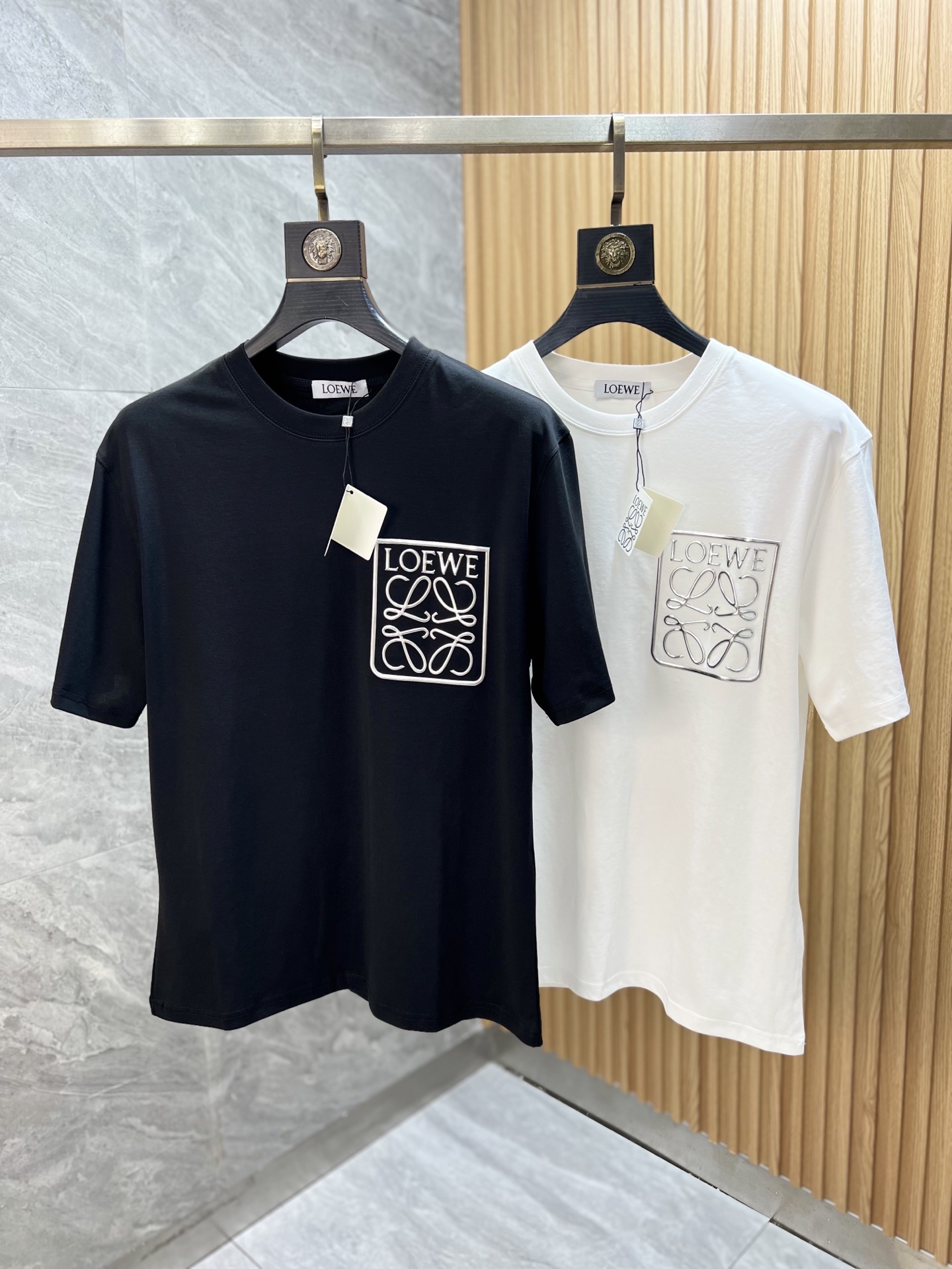 NO:520580,Loewe/Luo Yiwei New products for spring and summer 2025 are available in new products, complete three standards, mercerized cotton round neck short-sleeved T-shirt, three-dimensional glue dripping process on chest, good products do not need to be introduced too much, look at the details, counter number M-XXXL 175/140 Suggestions,,loewe,loewe,T-shirt,tees,t-shirt,alexander wang19860909Loewe/罗意威 2025年春夏新品上新 三标齐全 丝光棉圆领短袖T恤 胸前立体滴胶工艺 好货不用过多介绍 看细节 专柜码数M-XXXL 175/140建议L,,loewe,loewe,T-shirt,tees，t-shirt,alexander wang,Men's clothing