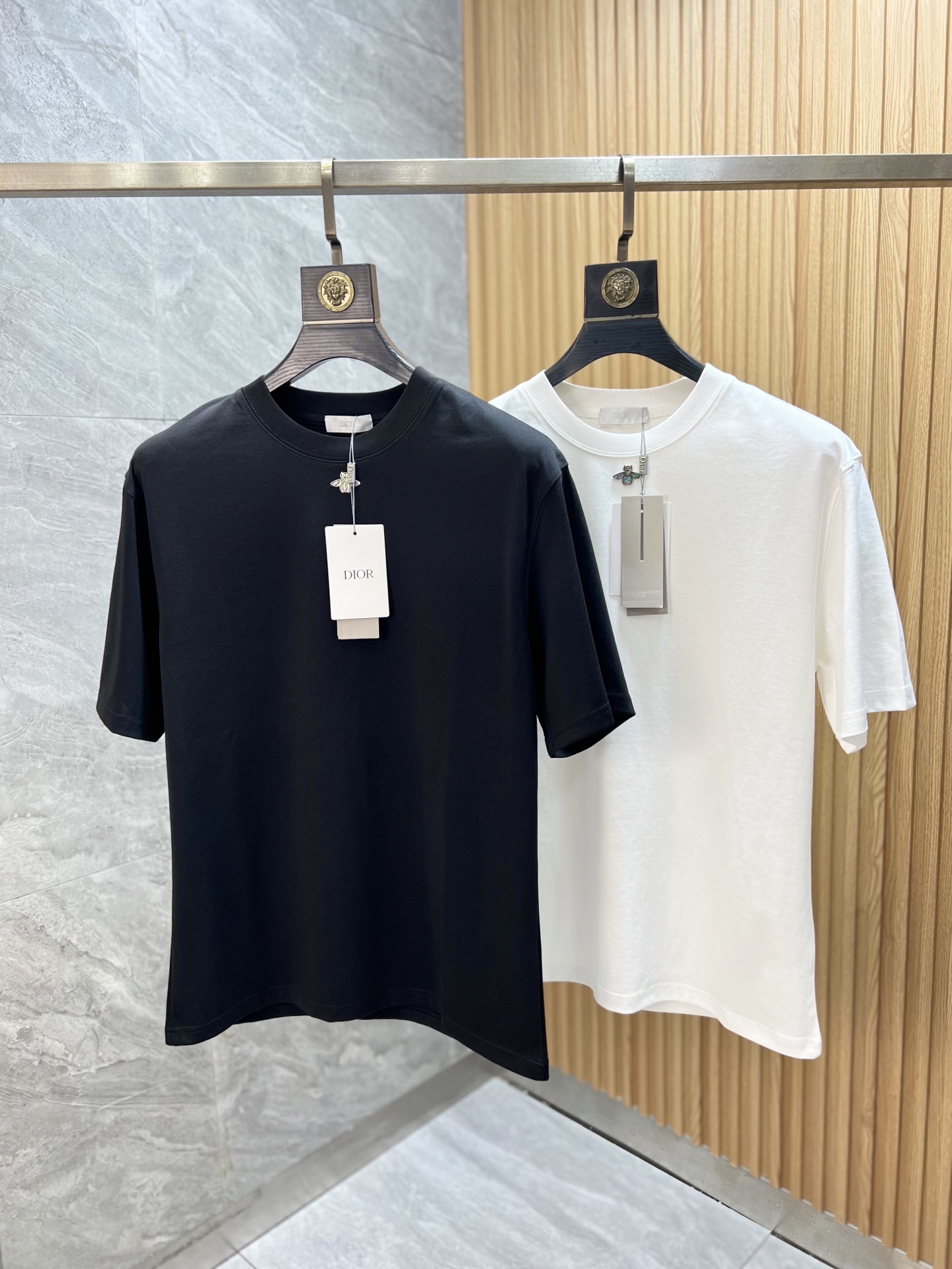 NO:521696,Dior/Dior 2025 new spring and summer products are available in new products, complete three standards, mercerized cotton round neck short-sleeved T-shirt, customized hardware craftsmanship on chest, good products do not need to be introduced too much, look at the details, counter number M-XXXL /140 suggestions L,,dior,dior,T-shirt,tees,t-shirt,alexander wang19860909Dior/迪奥 2025年春夏新品上新 三标齐全 丝光棉圆领短袖T恤 胸前定制五金工艺 好货不用过多介绍 看细节 专柜码数M-XXXL /140建议L,,dior,dior,T-shirt,tees，t-shirt,alexander wang,Men's clothing