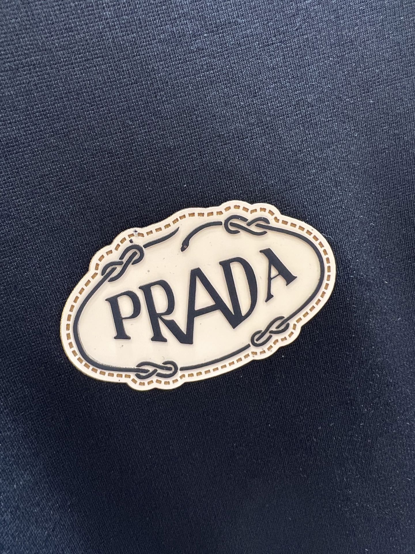 NO:462448,Prada/Prada New products for spring and summer 2025 are available in new products, complete three standards, mercerized cotton round neck short-sleeved T-shirt, customized hardware craftsmanship on chest, good products do not need to be introduced too much, look at the details, counter number M-XXXL /140 suggestions L,,prada,prada,T-shirt,tees,t-shirt,alexander wang19860909Prada/普拉达 2025年春夏新品上新 三标齐全 丝光棉圆领短袖T恤 胸前定制五金工艺 好货不用过多介绍 看细节 专柜码数M-XXXL /140建议L,,prada,prada,T-shirt,tees，t-shirt,alexander wang,Men's clothing