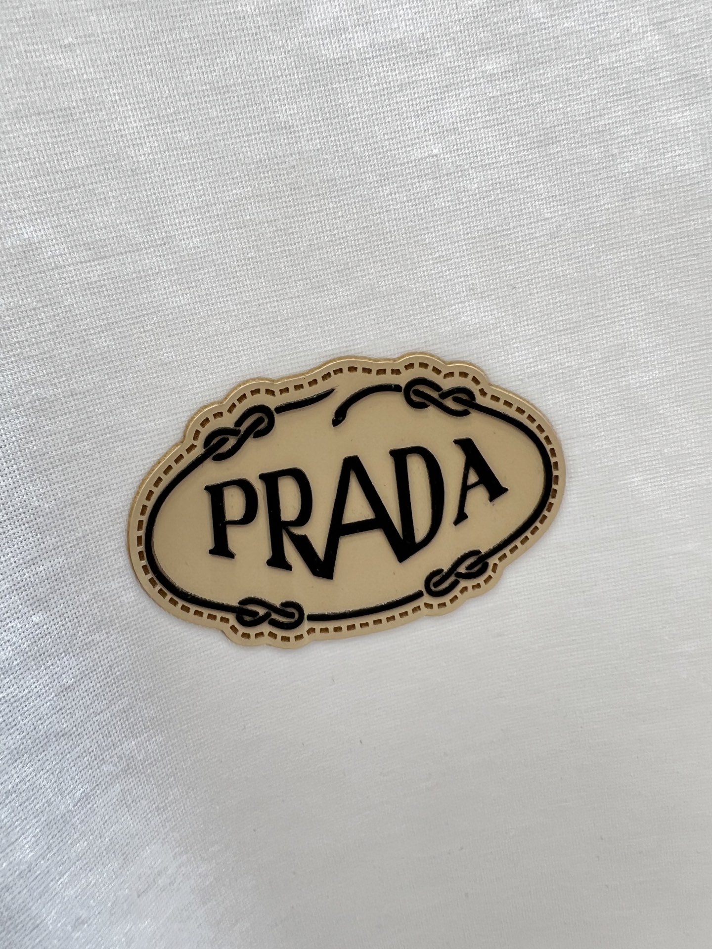 NO:462454,Prada/Prada 2025 new spring and summer new products are available, three-standard mercerized cotton round neck short-sleeved T-shirt, three-dimensional glue-drop process on chest, good products do not need to be introduced too much, look at the details, counter number M-XXXL /140 suggestions L,,prada,prada,T-shirt,tees,t-shirt,alexander wang19860909Prada/普拉达 2025年春夏新品上新 三标齐全 丝光棉圆领短袖T恤 胸前立体滴胶工艺 好货不用过多介绍 看细节 专柜码数M-XXXL /140建议L,,prada,prada,T-shirt,tees，t-shirt,alexander wang,Men's clothing