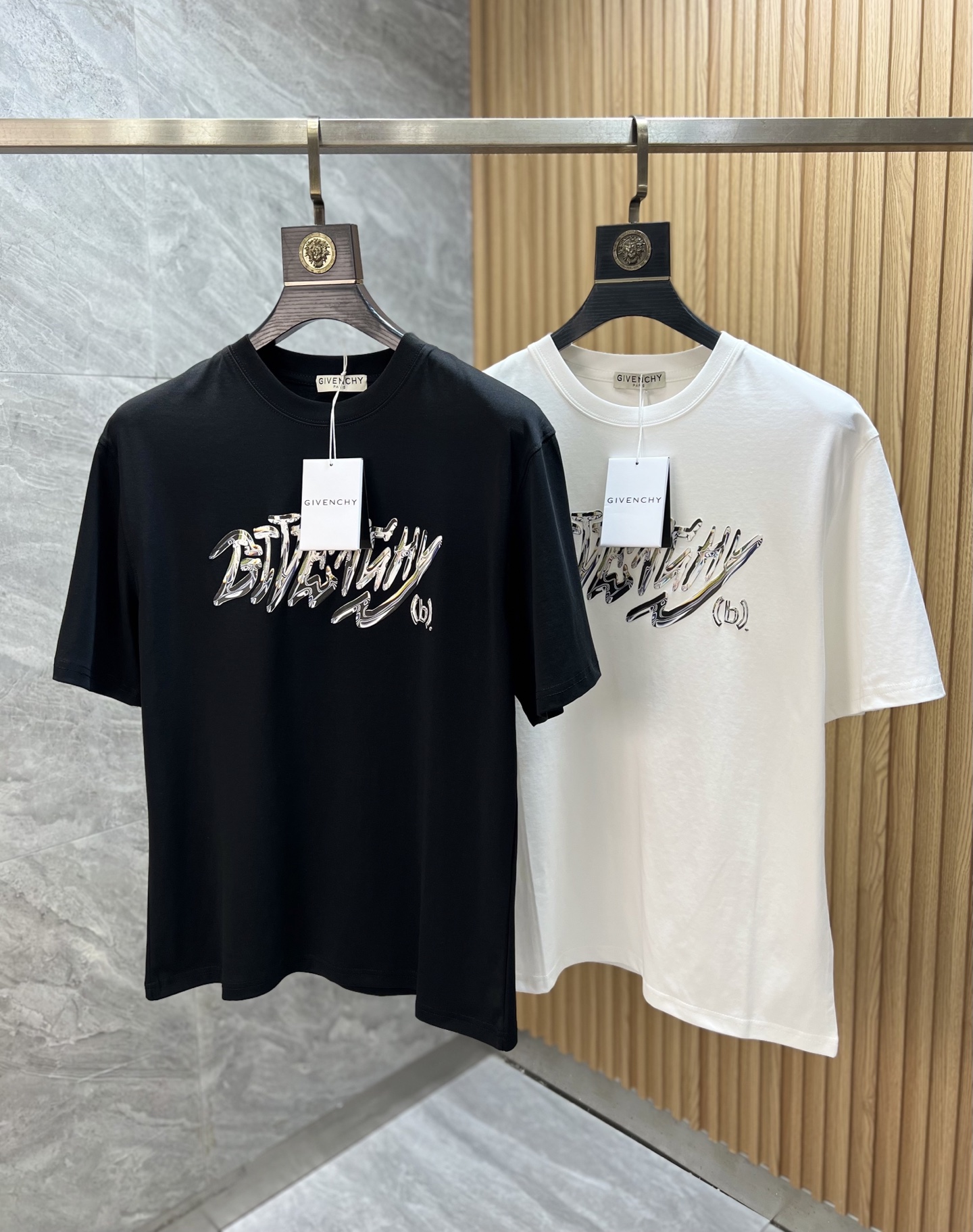 NO:521690,Givenchy New products for spring and summer 2025 are available in new products, complete three standards, mercerized cotton round neck short-sleeved T-shirt, three-dimensional glue-dropping process on the chest, no need to introduce the good products too much, look at the details, counter number M-XXXL /140 suggestions L, given, given, given, T-shirt,tees, t-shirt,alexander wang19860909give/纪梵希 2025年春夏新品上新 三标齐全 丝光棉圆领短袖T恤 胸前立体滴胶工艺 好货不用过多介绍 看细节 专柜码数M-XXXL /140建议L,,givenchy,givenchy,T-shirt,tees，t-shirt,alexander wang,Men's clothing