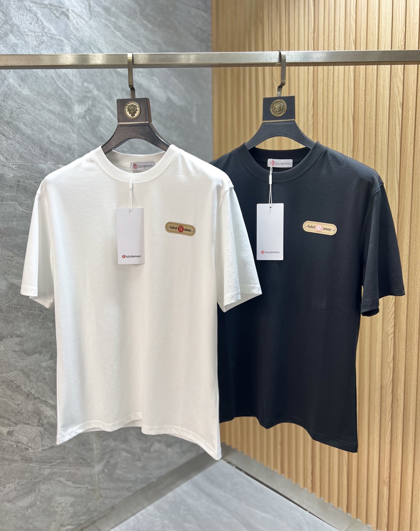 NO:521687,lulu 2025 new spring and summer products are available, complete three standards, mercerized cotton round neck short-sleeved T-shirt, three-dimensional glue dripping process on chest, good products do not need to be introduced too much, look at the details, counter number M-XXXL /140 suggestions L,, T-shirt,tees, t-shirt,alexander wang19860909lulu 2025年春夏新品上新 三标齐全 丝光棉圆领短袖T恤 胸前立体滴胶工艺 好货不用过多介绍 看细节 专柜码数M-XXXL /140建议L,,T-shirt,tees，t-shirt,alexander wang,Men's clothing