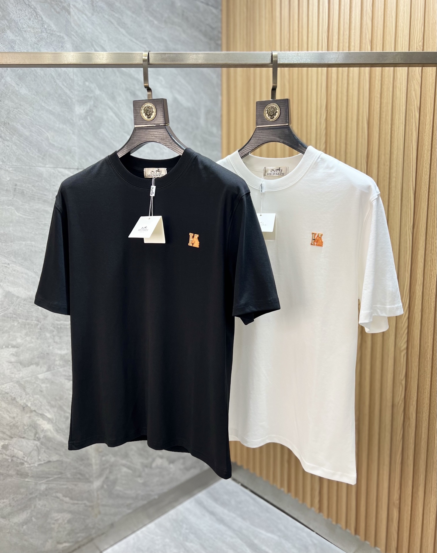 NO:521684,Hermes/Hermes 2025 spring and summer new products are available, complete three standards, mercerized cotton round neck short-sleeved T-shirt, three-dimensional glue dripping process on the chest, good products do not need to be introduced too much, look at the details, counter number M-XXXL /140 suggestions L,, hermes, hermes, T-shirt,tees, t-shirt,alexander wang19860909Hermes/爱马仕 2025年春夏新品上新 三标齐全 丝光棉圆领短袖T恤 胸前立体滴胶工艺 好货不用过多介绍 看细节 专柜码数M-XXXL /140建议L,,hermes,hermes,T-shirt,tees，t-shirt,alexander wang,Men's clothing