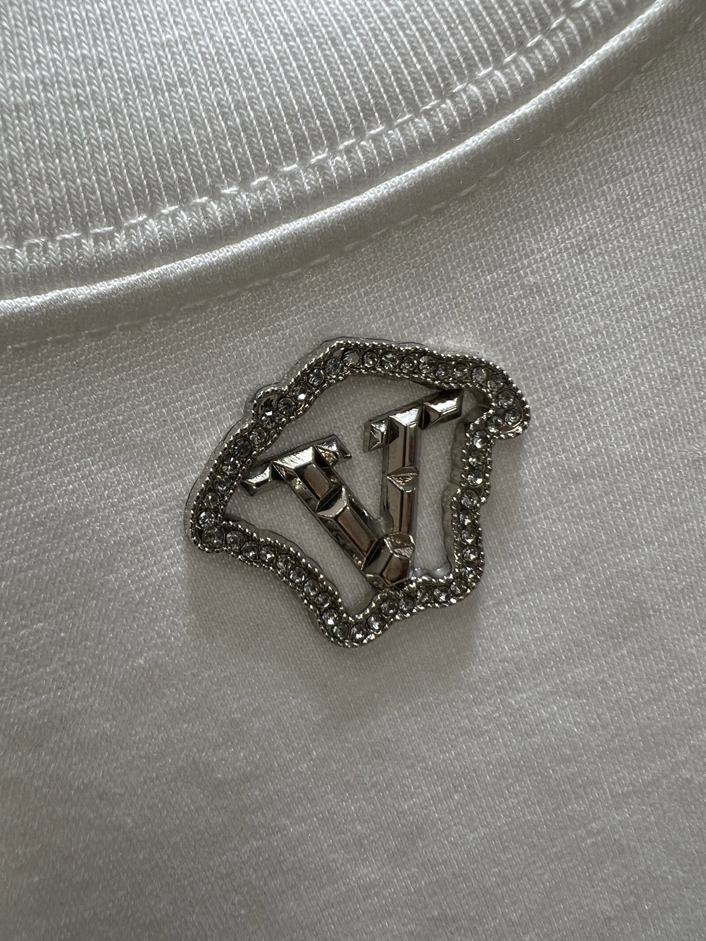 NO:462428,Versace/Versace 2025 new spring and summer new products are available, complete three standards, mercerized cotton round neck short-sleeved T-shirt, customized hardware craftsmanship on chest, good products do not need to be introduced too much, look at the details, counter number M-XXXL /140 suggestions L, versace, versace, T-shirt, tees, t-shirt, alexander wang19860909Versace/范思哲 2025年春夏新品上新 三标齐全 丝光棉圆领短袖T恤 胸前定制五金工艺 好货不用过多介绍 看细节 专柜码数M-XXXL /140建议L,,versace,versace,T-shirt,tees，t-shirt,alexander wang,Men's clothing