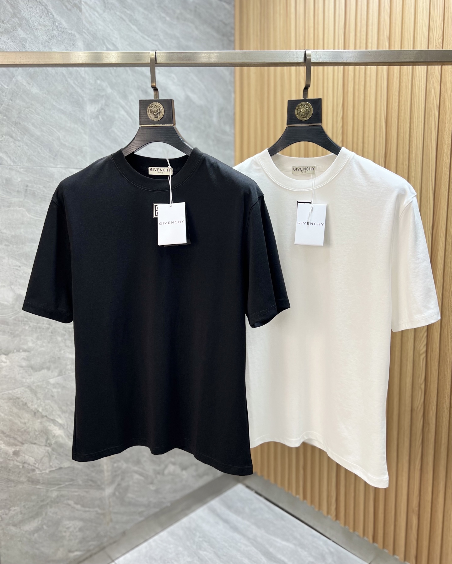 NO:521678,Givenchy New products for spring and summer 2025 are available in new spring and summer. Three standards are complete. Mercerized cotton round neck short-sleeved T-shirt with breast glue. No need to introduce too much good products. Look at the details. Counter code M-XXXL /140 suggestions. L, given, given, given, T-shirt,tees, t-shirt,alexander wang19860909give/纪梵希 2025年春夏新品上新 三标齐全 丝光棉圆领短袖T恤 胸前滴胶工艺 好货不用过多介绍 看细节 专柜码数M-XXXL /140建议L,,givenchy,givenchy,T-shirt,tees，t-shirt,alexander wang,Men's clothing