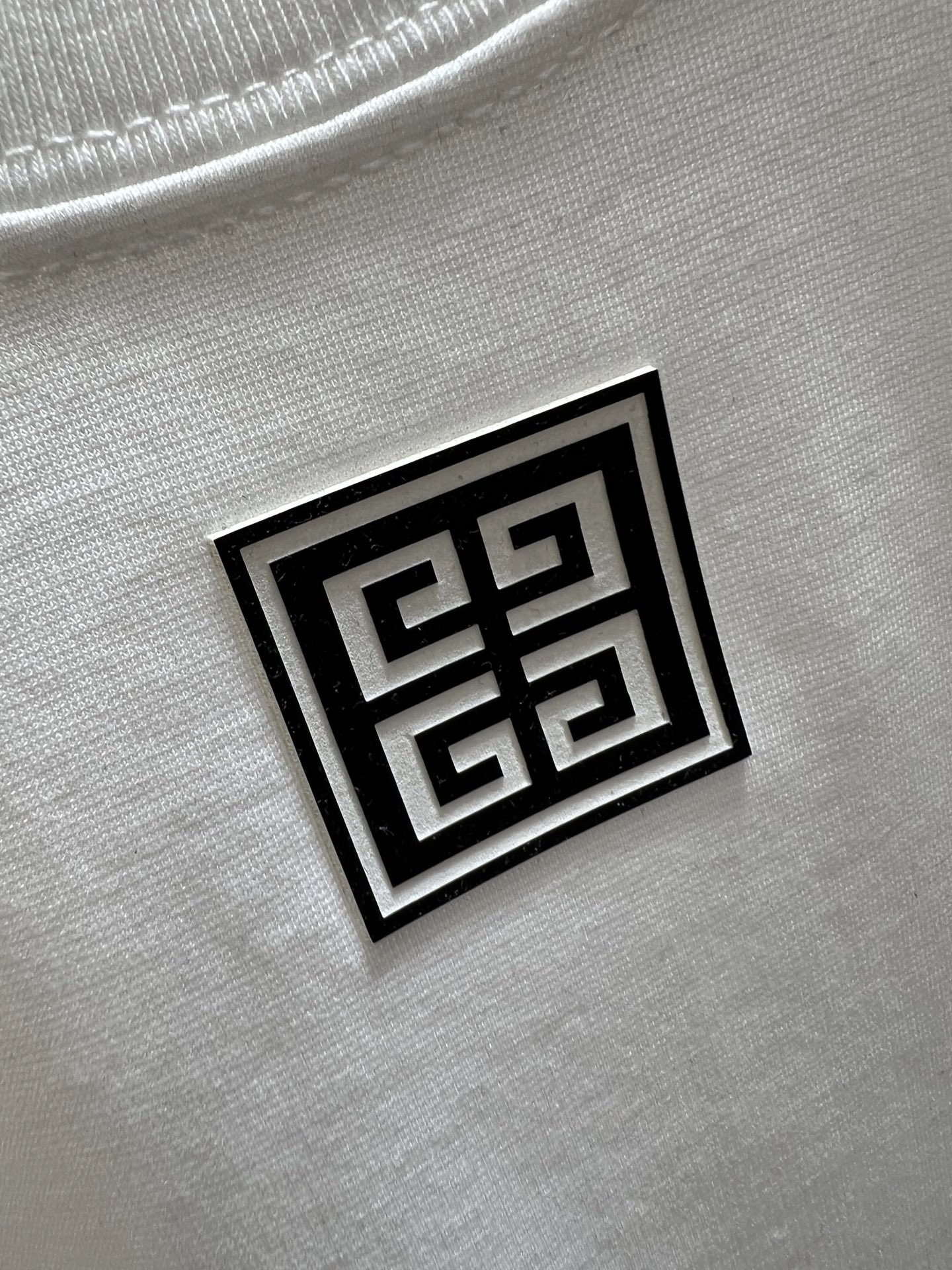 NO:462434,Givenchy New products for spring and summer 2025 are available in new spring and summer. Three standards are complete. Mercerized cotton round neck short-sleeved T-shirt with breast glue. No need to introduce too much good products. Look at the details. Counter code M-XXXL /140 suggestions. L, given, given, given, T-shirt,tees, t-shirt,alexander wang19860909give/纪梵希 2025年春夏新品上新 三标齐全 丝光棉圆领短袖T恤 胸前滴胶工艺 好货不用过多介绍 看细节 专柜码数M-XXXL /140建议L,,givenchy,givenchy,T-shirt,tees，t-shirt,alexander wang,Men's clothing