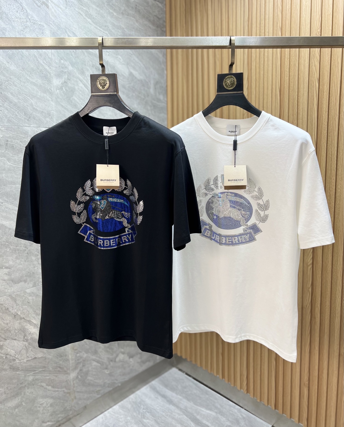 NO:521703,Burberry/Burberry New products for spring and summer 2025 are available in new products, complete three standards, mercerized cotton round neck short-sleeved T-shirt, chest sequin craft, good products do not need to be introduced too much, look at the details, counter number M-XXXL /140 suggestions L,,burberry,burberry,T-shirt,tees,t-shirt,alexander wang19860909Burberry/巴宝莉 2025年春夏新品上新 三标齐全 丝光棉圆领短袖T恤 胸前亮片工艺 好货不用过多介绍 看细节 专柜码数M-XXXL /140建议L,,burberry,burberry,T-shirt,tees，t-shirt,alexander wang,Men's clothing