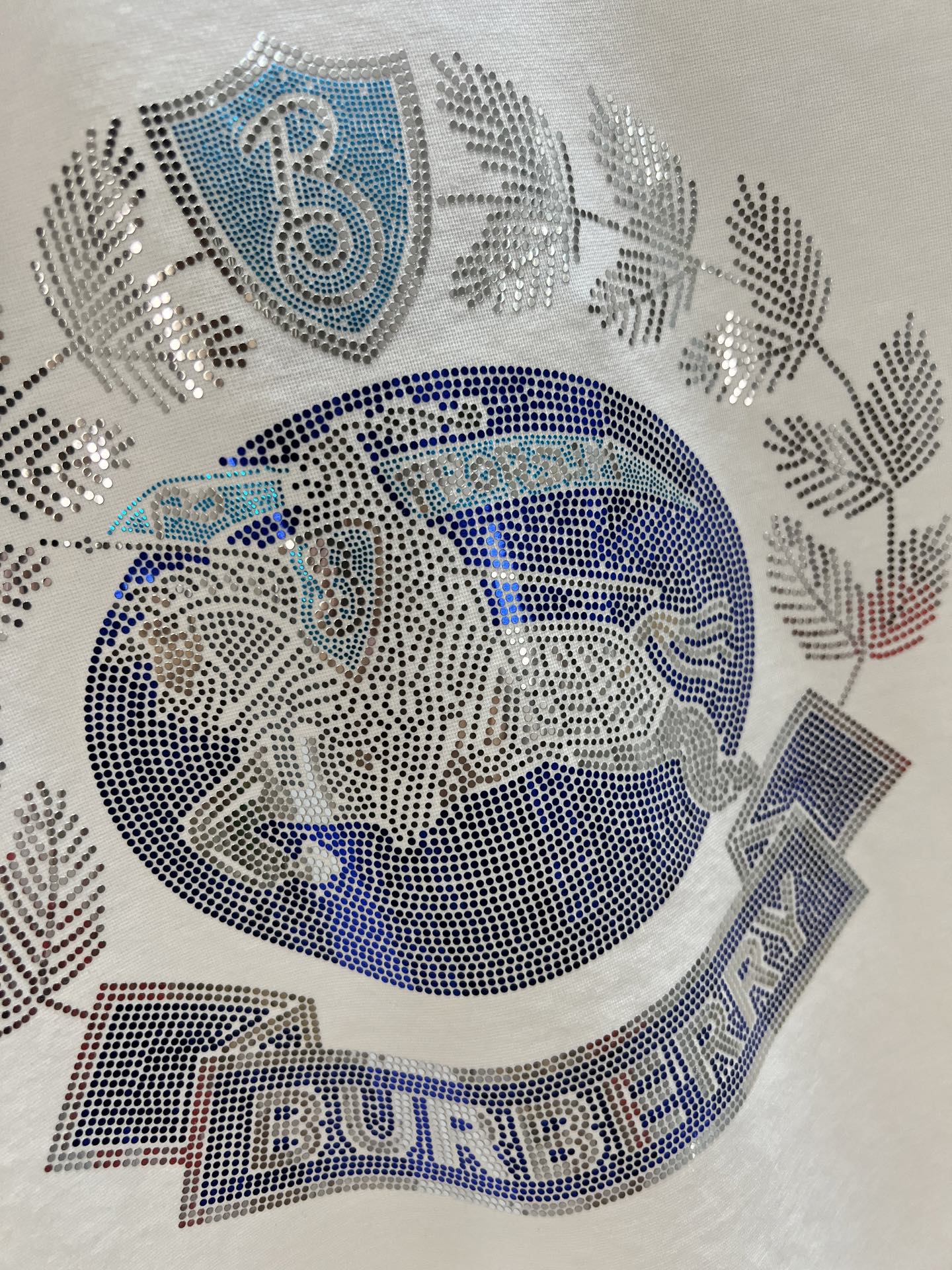 NO:462440,Burberry/Burberry New products for spring and summer 2025 are available in new products, complete three standards, mercerized cotton round neck short-sleeved T-shirt, chest sequin craft, good products do not need to be introduced too much, look at the details, counter number M-XXXL /140 suggestions L,,burberry,burberry,T-shirt,tees,t-shirt,alexander wang19860909Burberry/巴宝莉 2025年春夏新品上新 三标齐全 丝光棉圆领短袖T恤 胸前亮片工艺 好货不用过多介绍 看细节 专柜码数M-XXXL /140建议L,,burberry,burberry,T-shirt,tees，t-shirt,alexander wang,Men's clothing