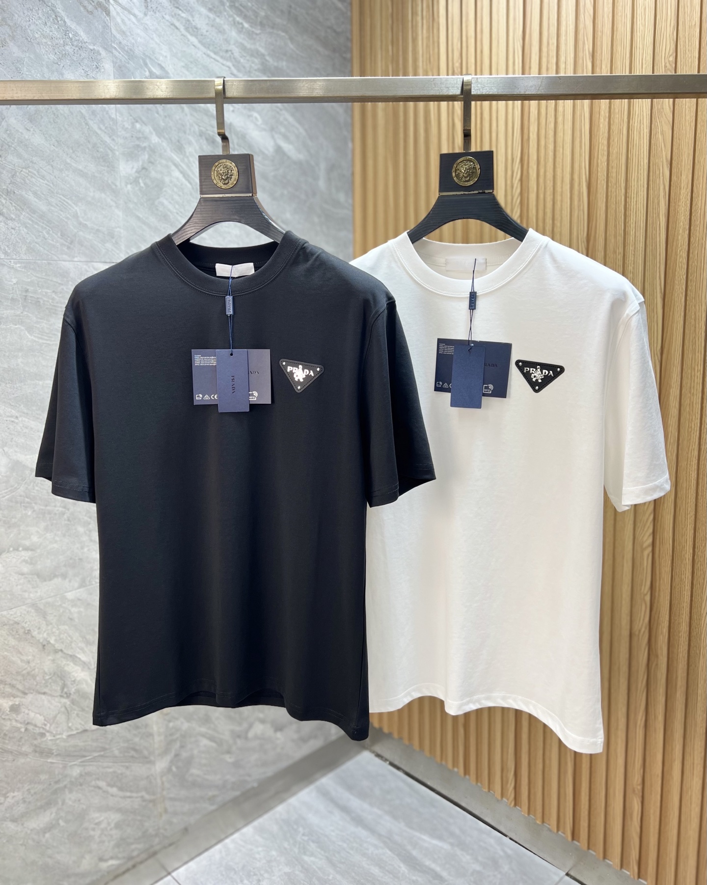 NO:521700,Prada/Prada New products for spring and summer 2025 are available in new products, complete three standards, mercerized cotton round neck short-sleeved T-shirt, three-dimensional glue dripping process on chest, good products do not need to be introduced too much, look at the details, counter number M-XXXL /140 suggestions L,,prada,prada,T-shirt,tees,t-shirt,alexander wang19860909Prada/普拉达 2025年春夏新品上新 三标齐全 丝光棉圆领短袖T恤 胸前立体滴胶工艺 好货不用过多介绍 看细节 专柜码数M-XXXL /140建议L,,prada,prada,T-shirt,tees，t-shirt,alexander wang,Men's clothing