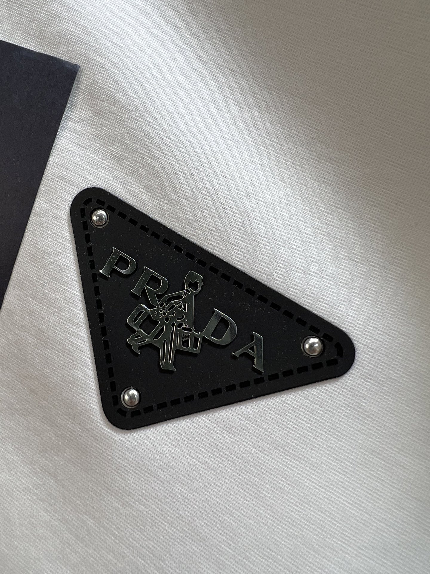 NO:462445,Prada/Prada 2025 new spring and summer new products are available, three-standard mercerized cotton round neck short-sleeved T-shirt, three-dimensional glue-drop process on chest, good products do not need to be introduced too much, look at the details, counter number M-XXXL /140 suggestions L,,prada,prada,T-shirt,tees,t-shirt,alexander wang19860909Prada/普拉达 2025年春夏新品上新 三标齐全 丝光棉圆领短袖T恤 胸前立体滴胶工艺 好货不用过多介绍 看细节 专柜码数M-XXXL /140建议L,,prada,prada,T-shirt,tees，t-shirt,alexander wang,Men's clothing