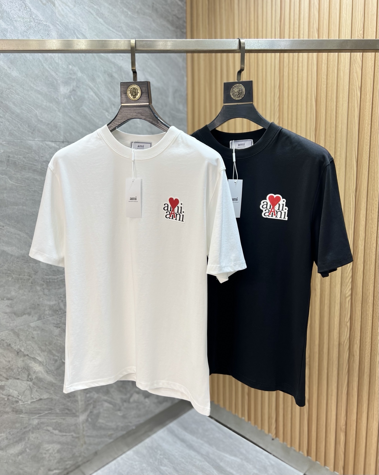 NO:521697,Ami 2025 spring and summer new products are available, complete three standards, mercerized cotton round neck short-sleeved T-shirt, three-dimensional glue dripping process on the chest, no need to introduce the good products too much, look at the details, counter number M-XXXL /140 suggestions L,, T-shirt,tees, t-shirt,alexander wang19860909Ami 2025年春夏新品上新 三标齐全 丝光棉圆领短袖T恤 胸前立体滴胶工艺 好货不用过多介绍 看细节 专柜码数M-XXXL /140建议L,,T-shirt,tees，t-shirt,alexander wang,Men's clothing