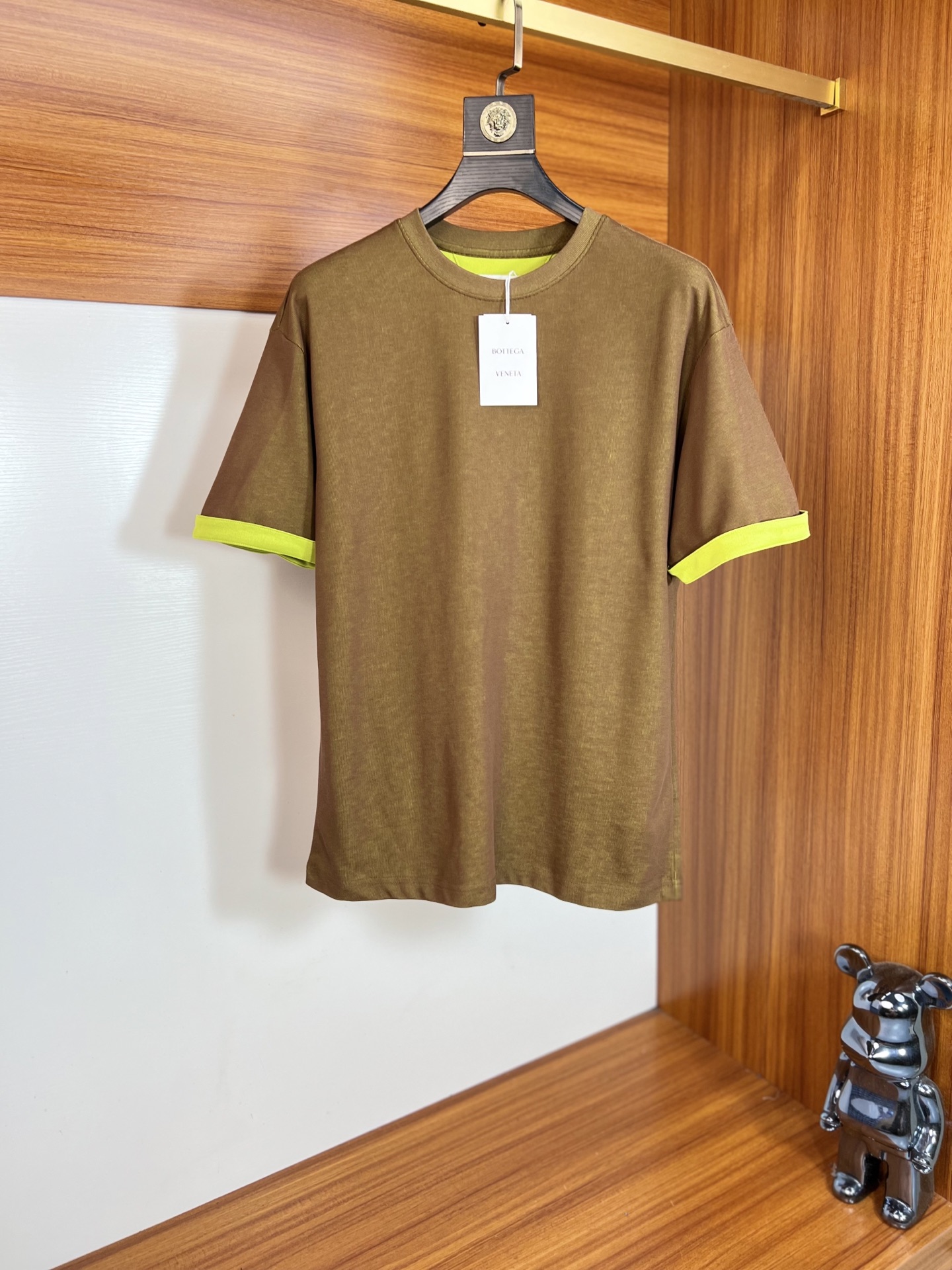NO:462455,BV 2025 Spring and Summer New Products are available, with three standards, round neck short-sleeved T-shirts. Don’t need to introduce too much good products. Look at the details. Counter code S-XXL /140 Suggestions M,,bottega veneta,T-shirt,tees,t-shirt,alexander wang19860909BV 2025年春夏新品上新 三标齐全 圆领短袖T恤 好货不用过多介绍 看细节 专柜码数S-XXL /140建议M,,bottega veneta,T-shirt,tees，t-shirt,alexander wang,Men's clothing