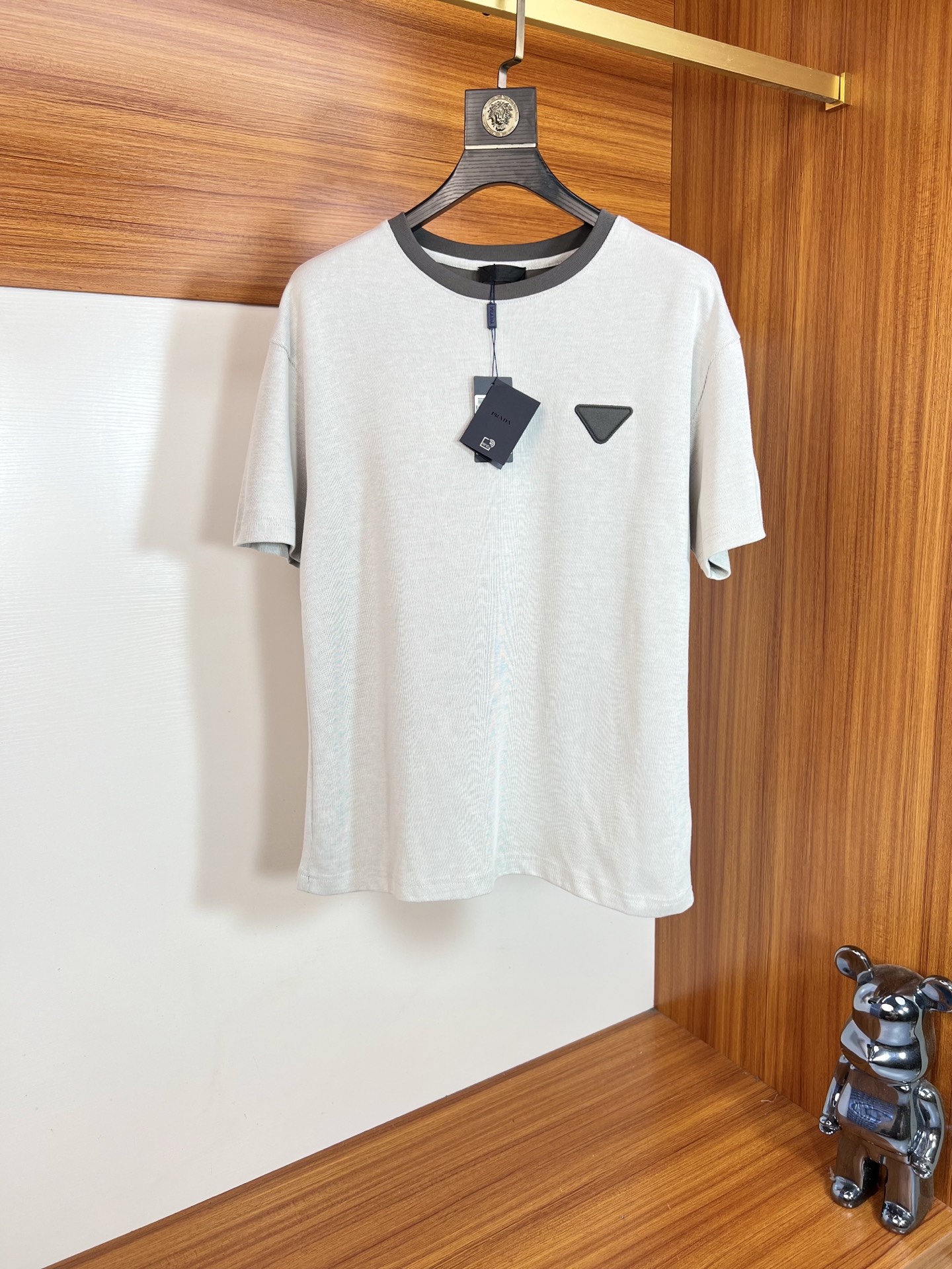 NO:462459,Prada/Prada 2025 new spring and summer products are available in new products, complete three standards, round neck short-sleeved T-shirts, no need to introduce too much good products, look at the details, counter code number S-XXL /140 suggestions M,,prada,prada,T-shirt,tees,t-shirt,alexander wang19860909Prada/普拉达 2025年春夏新品上新 三标齐全 圆领短袖T恤 好货不用过多介绍 看细节 专柜码数S-XXL /140建议M,,prada,prada,T-shirt,tees，t-shirt,alexander wang,Men's clothing