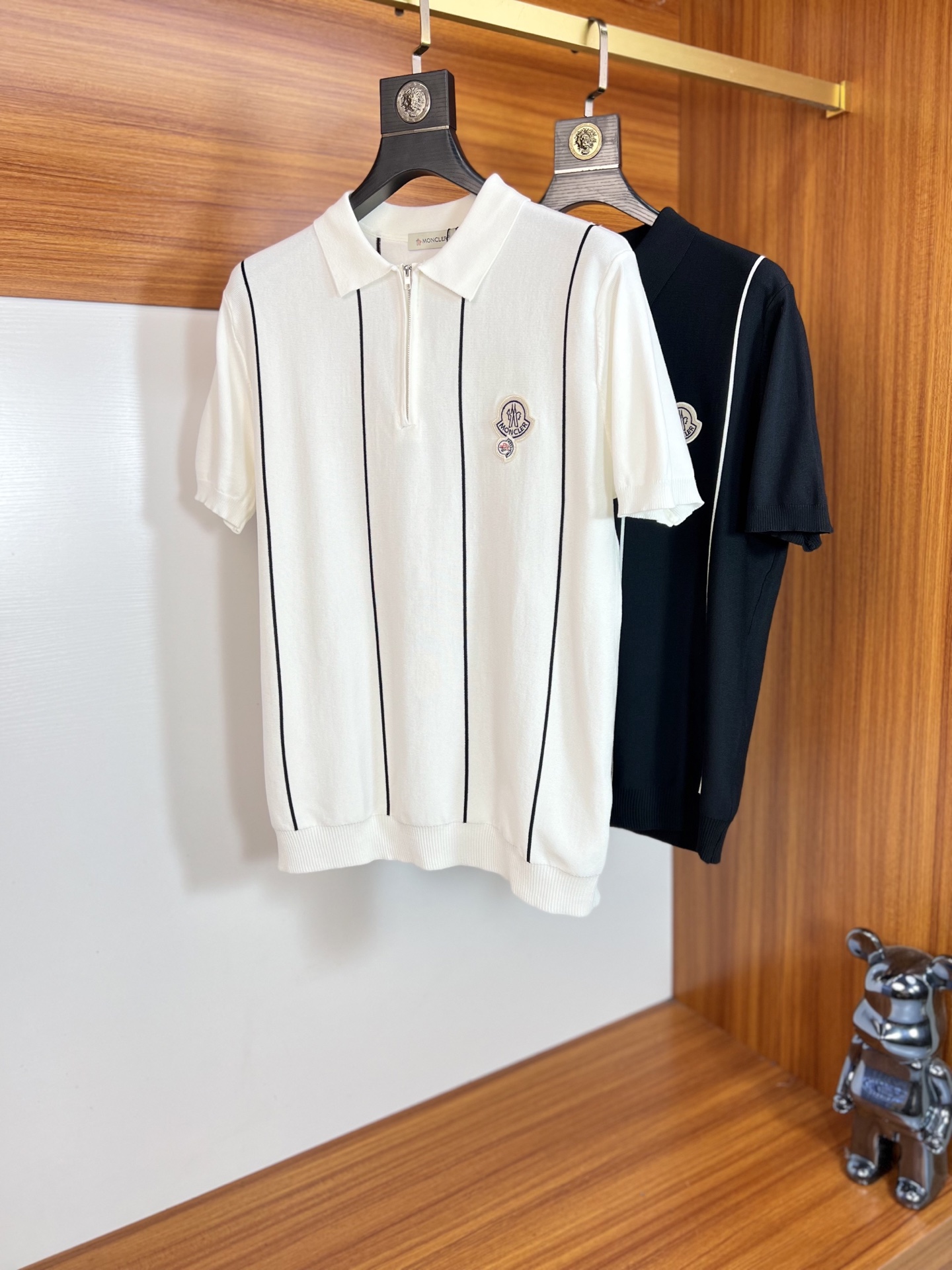NO:462472,Moncler/Monkey 2025 new spring and summer products are available in new products, complete three standards, lapel short-sleeved polo shirt, good products do not need to be introduced too much, look at the details, counter number M-XXXL /140 suggestions L, Moncler, T-shirt, alexander wang19860909Moncler/蒙口 2025年春夏新品上新 三标齐全 翻领短袖polo衫 好货不用过多介绍 看细节 专柜码数M-XXXL /140建议L,,Moncler,T-shirt,alexander wang,Men's clothing