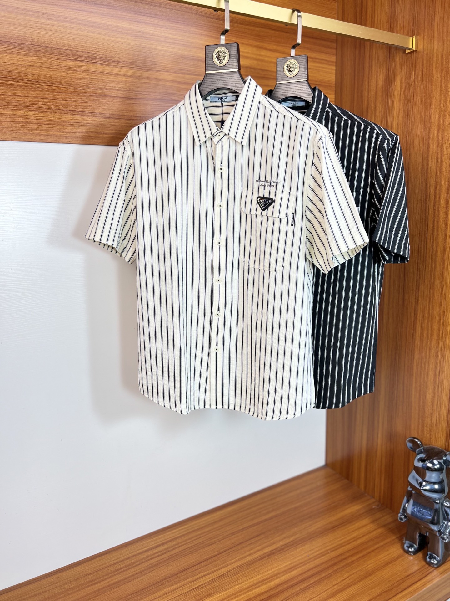 NO:462487,Prada/Prada 2025 Spring and Summer New Products are available, Three Standards Complete Shirts Don’t need to introduce too much good products, look at the details, counter number M-XXXL /140 Suggestions L,,prada,prada,shirts,alexander wang19860909Prada/普拉达 2025年春夏新品上新 三标齐全 衬衫 好货不用过多介绍 看细节 专柜码数M-XXXL /140建议L,,prada,prada,shirts,alexander wang,Men's clothing