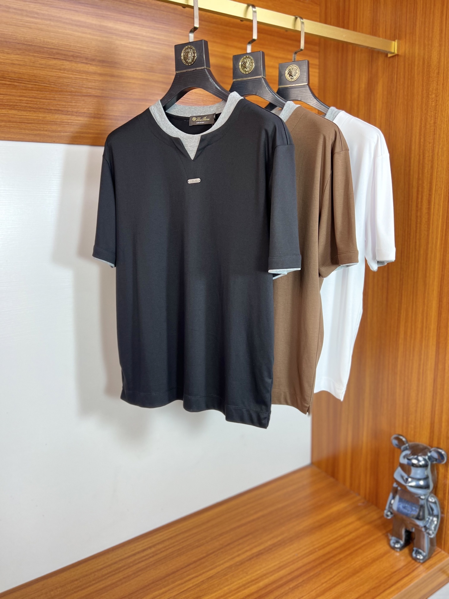 NO:462541,LP New products for spring and summer are available in the new year, three standards are complete, round neck short-sleeved T-shirts, good products do not need to be introduced too much, look at the details, counter number M-XXXL /140 suggestions L,,loro piana,T-shirt,tees,t-shirt,alexander wang19860909LP 年春夏新品上新 三标齐全 圆领短袖T恤 好货不用过多介绍 看细节 专柜码数M-XXXL /140建议L,,loro piana,T-shirt,tees，t-shirt,alexander wang,Men's clothing