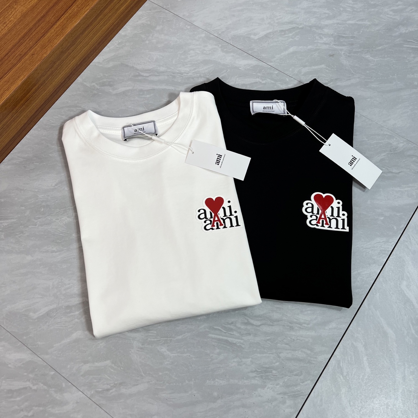 NO:471815,Ami 2025 spring and summer new products are available, complete three standards, mercerized cotton round neck short-sleeved T-shirt, three-dimensional glue-drop process on chest, good products do not need to be introduced too much, look at the details, counter number M-XXXL 175/140 Suggestions L,, T-shirt,tees, t-shirt,alexander wang19860909Ami 2025年春夏新品上新 三标齐全 丝光棉圆领短袖T恤 胸前立体滴胶工艺 好货不用过多介绍 看细节 专柜码数M-XXXL 175/140建议L,,T-shirt,tees，t-shirt,alexander wang,Men's clothing