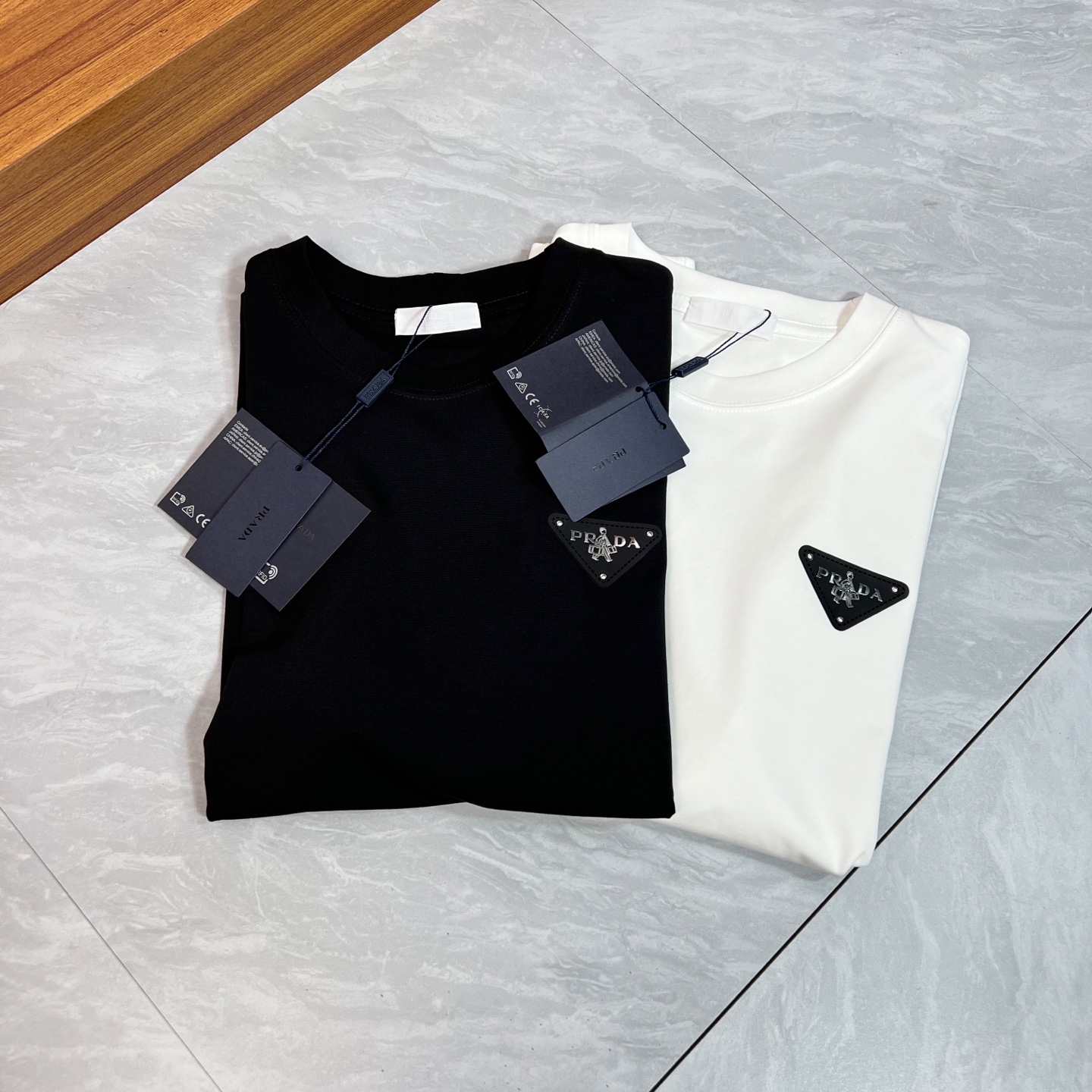 NO:471821,Prada/Prada 2025 Spring and Summer New Products are available, Three-standard mercerized cotton round neck short-sleeved T-shirt, three-dimensional glue dripping process on the chest, no need to introduce the good products too much, look at the details, counter number M-XXXL 175/140 Suggestions,,prada,prada,T-shirt,tees,t-shirt,alexander wang19860909Prada/普拉达 2025年春夏新品上新 三标齐全 丝光棉圆领短袖T恤 胸前立体滴胶工艺 好货不用过多介绍 看细节 专柜码数M-XXXL 175/140建议L,,prada,prada,T-shirt,tees，t-shirt,alexander wang,Men's clothing