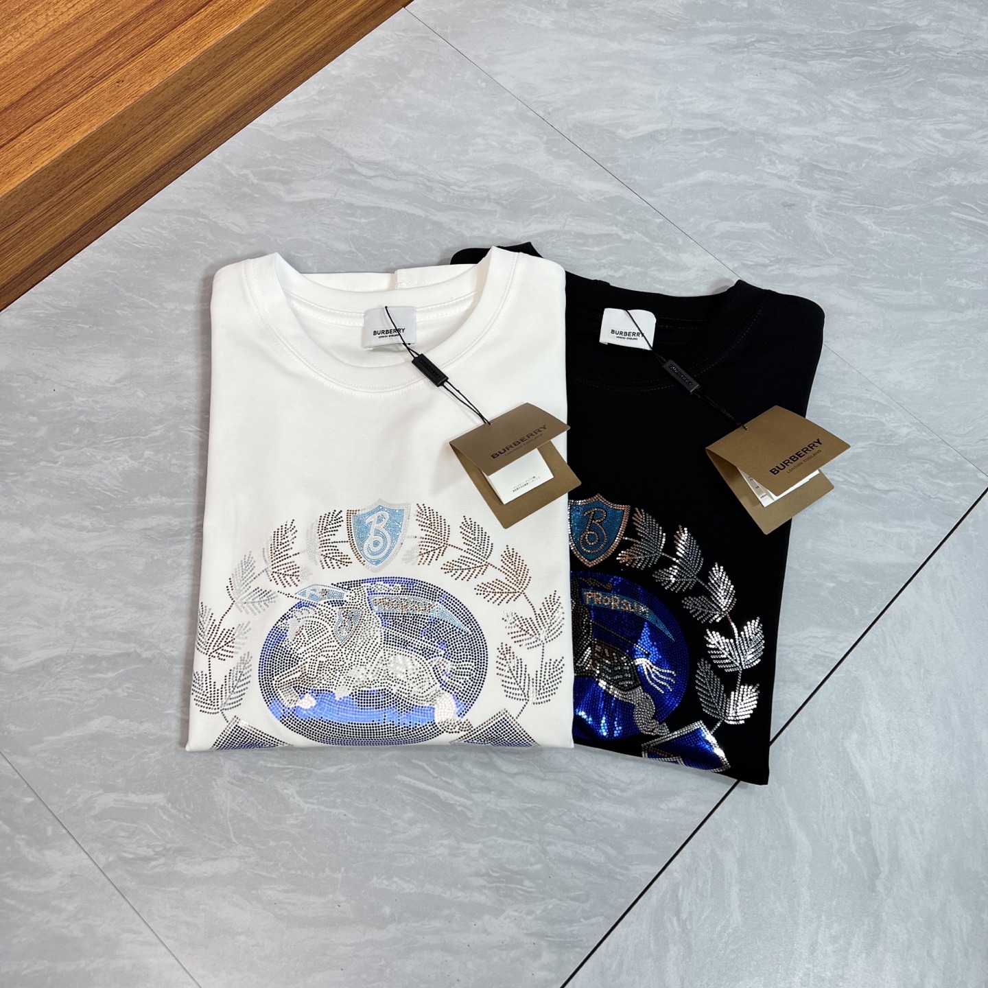 NO:471818,Burberry/Babley New products for spring and summer 2025 are available in new products, complete three standards, mercerized cotton round neck short-sleeved T-shirt, chest sequin craft, good products do not need to be introduced too much, look at the details, counter number M-XXXL 175/140 Suggestions, L, burberry, burberry, T-shirt, tees, t-shirt, alexander wang19860909Burberry/巴宝利 2025年春夏新品上新 三标齐全 丝光棉圆领短袖T恤 胸前亮片工艺 好货不用过多介绍 看细节 专柜码数M-XXXL 175/140建议L,,burberry,burberry,T-shirt,tees，t-shirt,alexander wang,Men's clothing