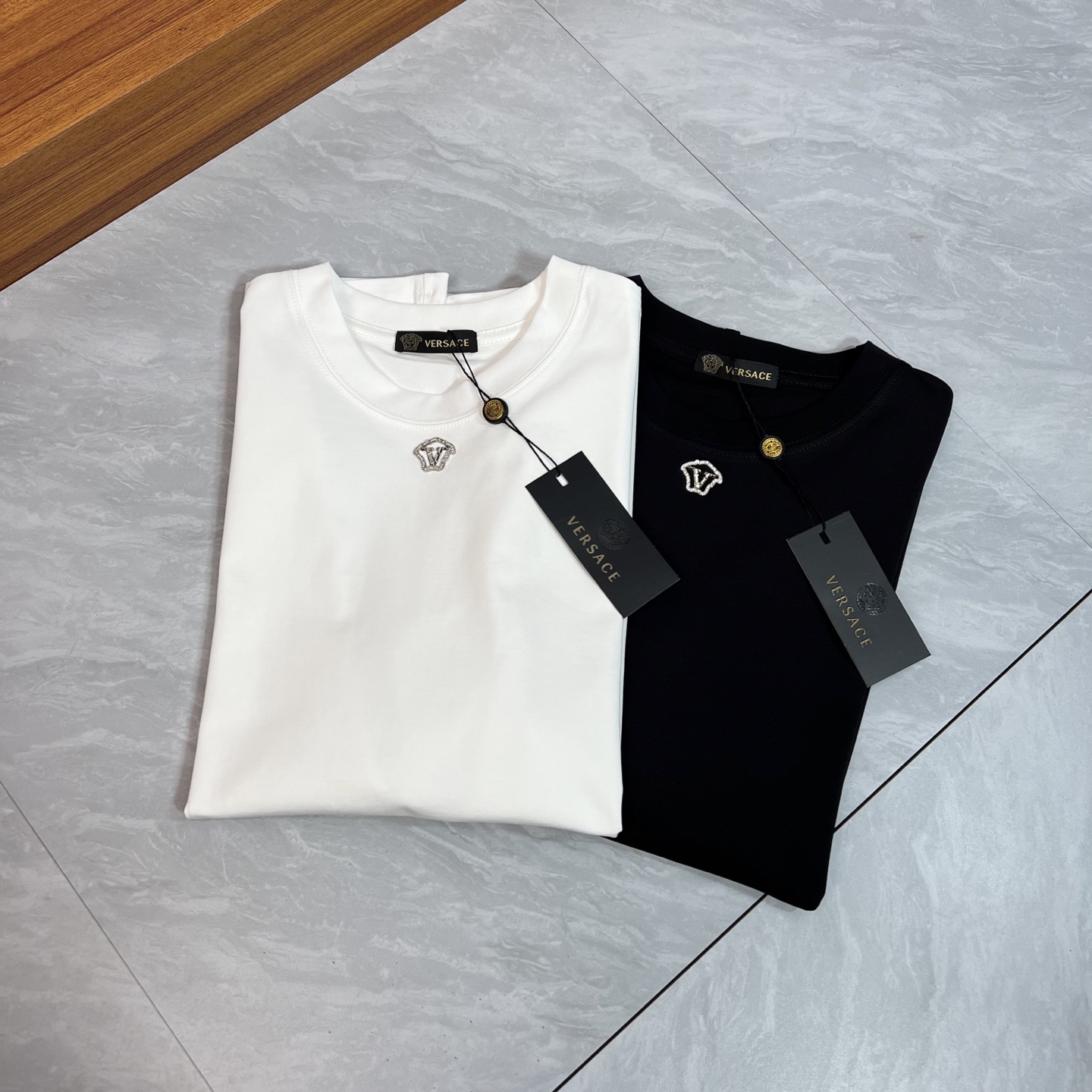 NO:471829,Versace/Versace 2025 new spring and summer new products are available, complete three standards, mercerized cotton round neck short-sleeved T-shirt, customized hardware craftsmanship on chest, good products do not need to be introduced too much, look at the details, counter number M-XXXL 175/140 Suggestions, L, versace, versace, T-shirt, tees, t-shirt, alexander wang19860909Versace/范思哲 2025年春夏新品上新 三标齐全 丝光棉圆领短袖T恤 胸前定制五金工艺 好货不用过多介绍 看细节 专柜码数M-XXXL 175/140建议L,,versace,versace,T-shirt,tees，t-shirt,alexander wang,Men's clothing