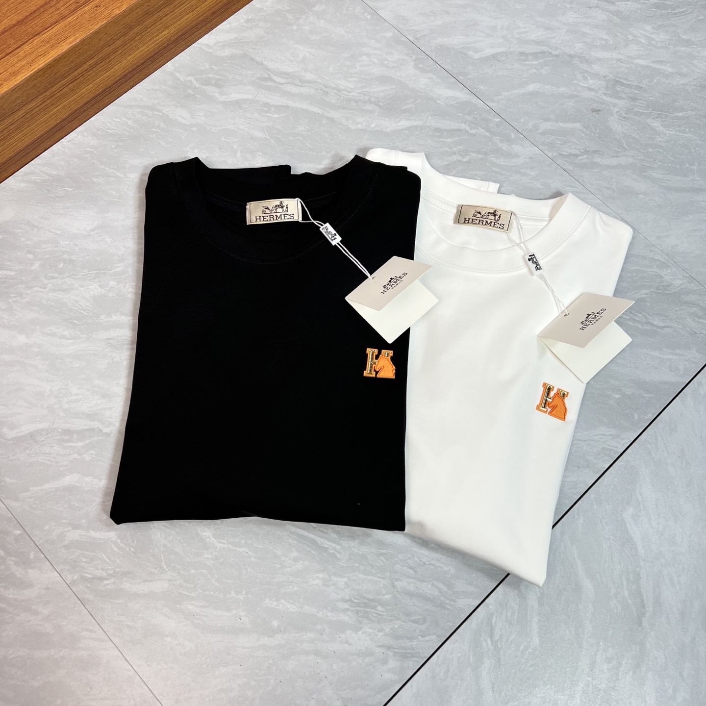 NO:471834,Hermes/Hermes 2025 spring and summer new products are available, three-standard mercerized cotton round neck short-sleeved T-shirt, three-dimensional glue dripping process on the chest, no need to introduce the good products too much, look at the details, counter number M-XXXL 175/140 Suggestions,,hermes,hermes,T-shirt,tees,t-shirt,alexander wang19860909Hermes/爱马仕 2025年春夏新品上新 三标齐全 丝光棉圆领短袖T恤 胸前立体滴胶工艺 好货不用过多介绍 看细节 专柜码数M-XXXL 175/140建议L,,hermes,hermes,T-shirt,tees，t-shirt,alexander wang,Men's clothing