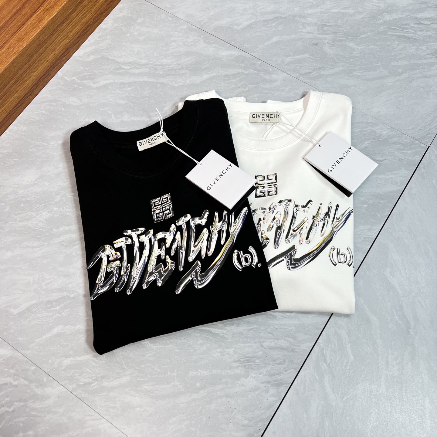 NO:471843,Givenchy New products for spring and summer 2025 are available in new products, complete three standards, mercerized cotton round neck short-sleeved T-shirt, three-dimensional glue-dropping process on chest, good products do not need to be introduced too much, look at the details, counter number M-XXXL 175/140 Suggestions, given, given, given, T-shirt, tees, t-shirt, alexander wang19860909give/纪梵希 2025年春夏新品上新 三标齐全 丝光棉圆领短袖T恤 胸前立体滴胶工艺 好货不用过多介绍 看细节 专柜码数M-XXXL 175/140建议L,,givenchy,givenchy,T-shirt,tees，t-shirt,alexander wang,Men's clothing