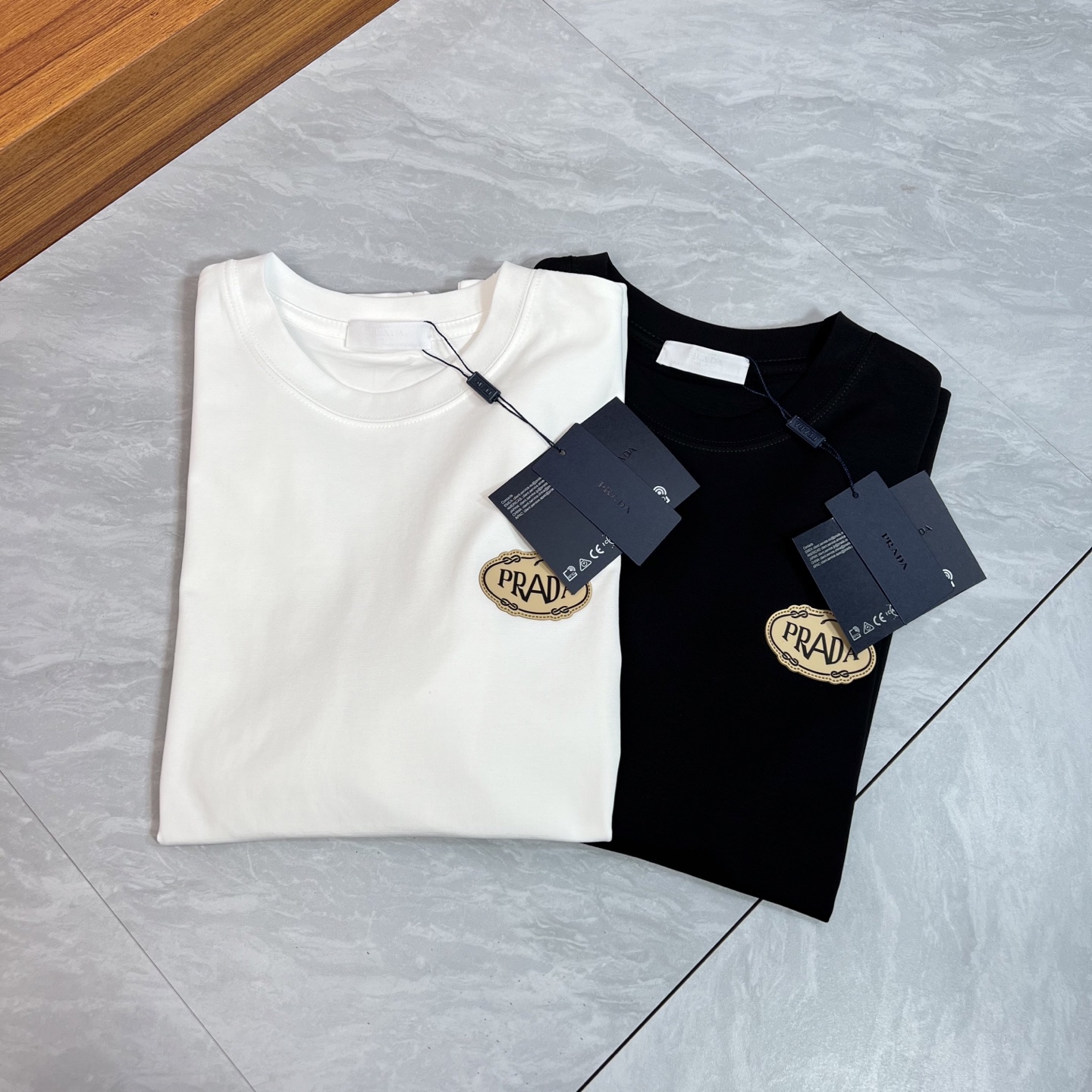 NO:471847,Prada/Prada 2025 Spring and Summer New Products are available, Three-standard mercerized cotton round neck short-sleeved T-shirt, three-dimensional glue dripping process on the chest, no need to introduce the good products too much, look at the details, counter number M-XXXL 175/140 Suggestions,,prada,prada,T-shirt,tees,t-shirt,alexander wang19860909Prada/普拉达 2025年春夏新品上新 三标齐全 丝光棉圆领短袖T恤 胸前立体滴胶工艺 好货不用过多介绍 看细节 专柜码数M-XXXL 175/140建议L,,prada,prada,T-shirt,tees，t-shirt,alexander wang,Men's clothing