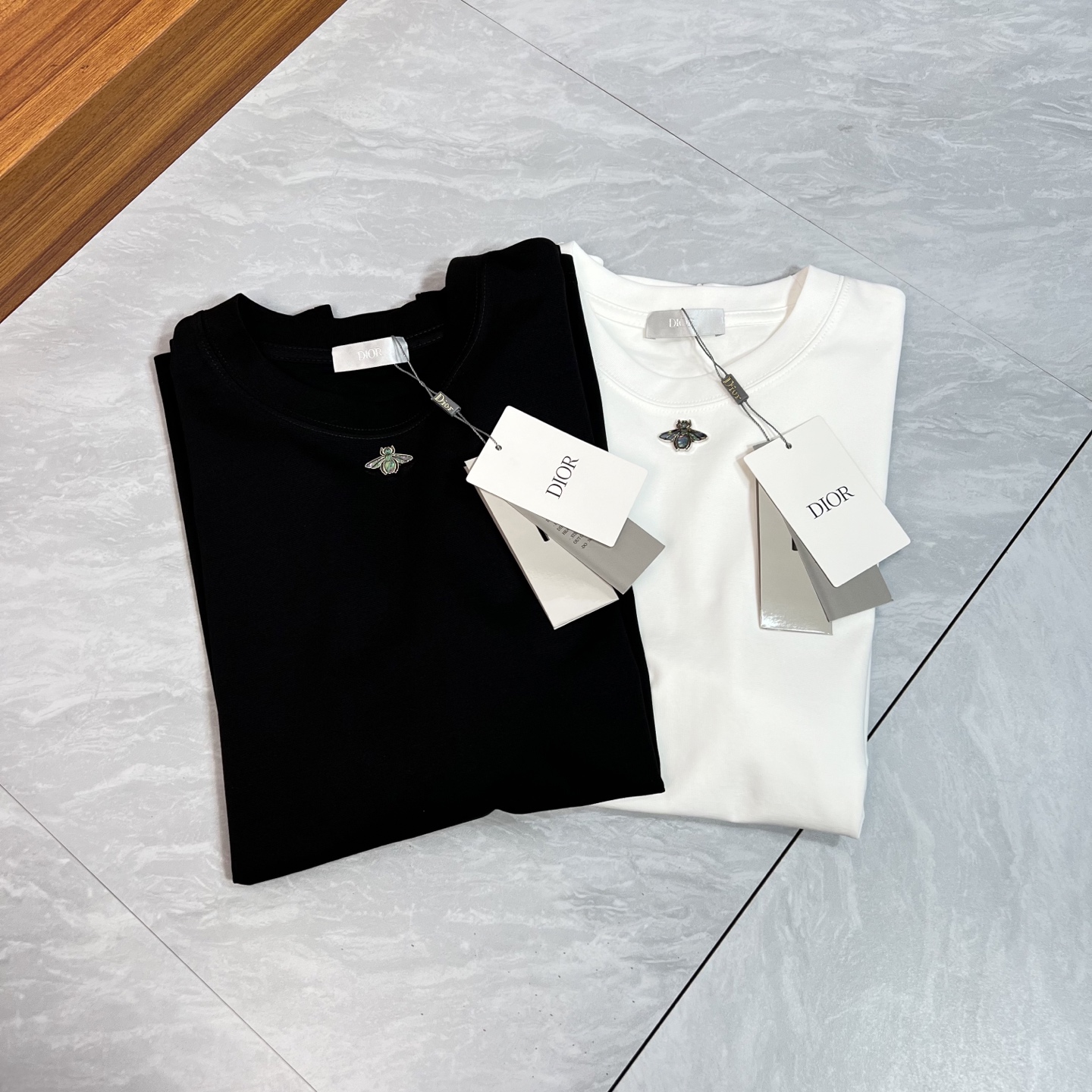 NO:471851,Dior/Dior 2025 new spring and summer products are available in new products, complete three standards, mercerized cotton round neck short-sleeved T-shirt, customized hardware craftsmanship on chest, good products do not need to be introduced too much, look at the details, counter number M-XXXL 175/140 Suggestions L,,dior,dior,T-shirt,tees,t-shirt,alexander wang19860909Dior/迪奥 2025年春夏新品上新 三标齐全 丝光棉圆领短袖T恤 胸前定制五金工艺 好货不用过多介绍 看细节 专柜码数M-XXXL 175/140建议L,,dior,dior,T-shirt,tees，t-shirt,alexander wang,Men's clothing