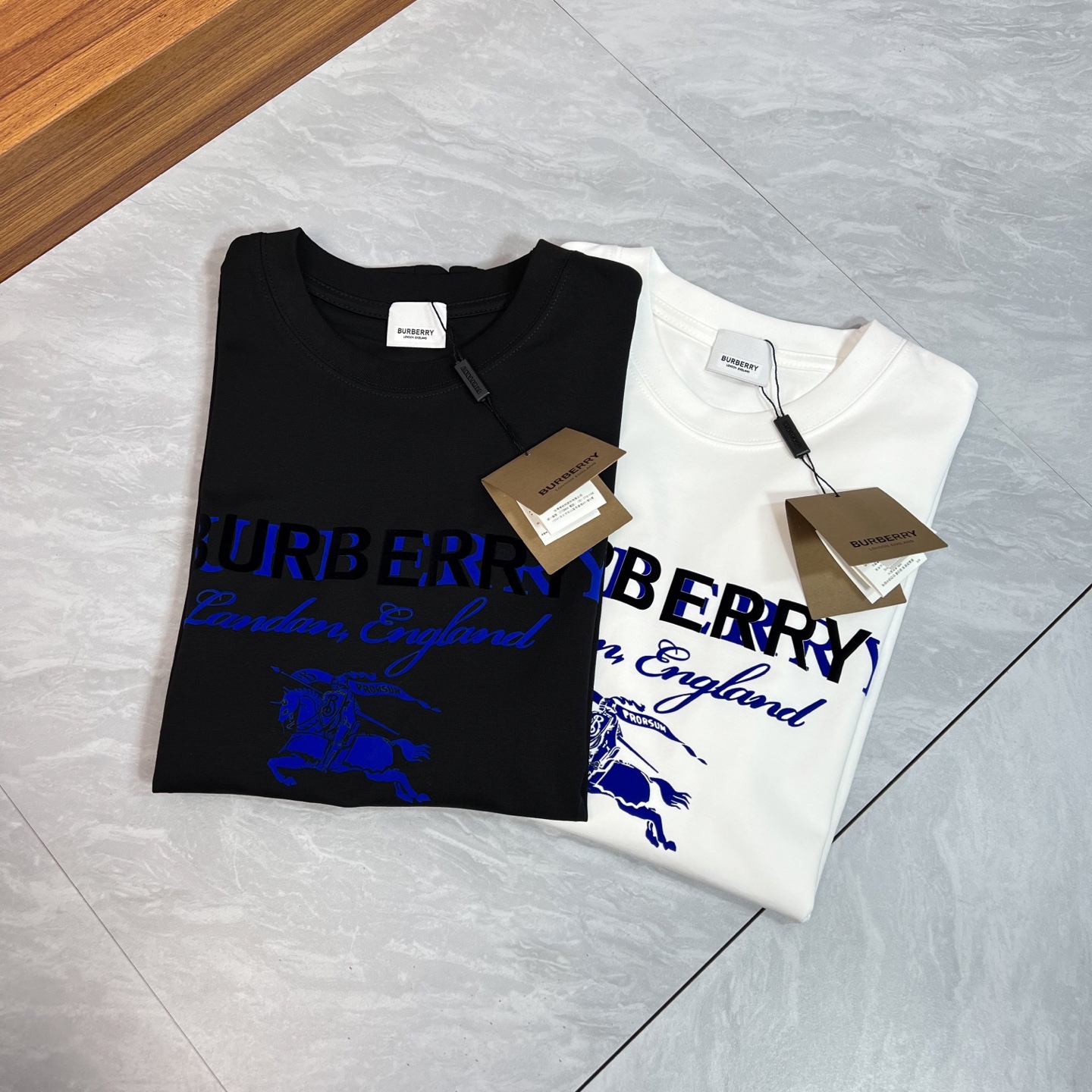 NO:471859,Burberry/Babley New products for spring and summer 2025 are available in new products, complete three standards, mercerized cotton round neck short-sleeved T-shirt, three-dimensional flocking technology on the chest, no need to introduce the good products too much, look at the details, counter number M-XXXL 175/140 Suggestions, L, burberry, burberry, T-shirt, tees, t-shirt, alexander wang19860909Burberry/巴宝利 2025年春夏新品上新 三标齐全 丝光棉圆领短袖T恤 胸前立体植绒工艺 好货不用过多介绍 看细节 专柜码数M-XXXL 175/140建议L,,burberry,burberry,T-shirt,tees，t-shirt,alexander wang,Men's clothing