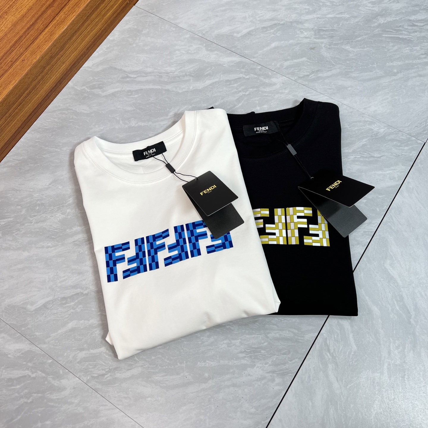 NO:471828,Fendi/Fendi 2025 new spring and summer products are available in new products, complete three standards, mercerized cotton round neck short-sleeved T-shirt, three-dimensional flocking technology on the chest, no need to introduce the good products too much, look at the details, counter number M-XXXL 175/140 Suggestions, L, fendi, fendi, T-shirt, tees, t-shirt, alexander wang19860909Fendi/芬迪 2025年春夏新品上新 三标齐全 丝光棉圆领短袖T恤 胸前立体植绒工艺 好货不用过多介绍 看细节 专柜码数M-XXXL 175/140建议L,,fendi,fendi,T-shirt,tees，t-shirt,alexander wang,Men's clothing