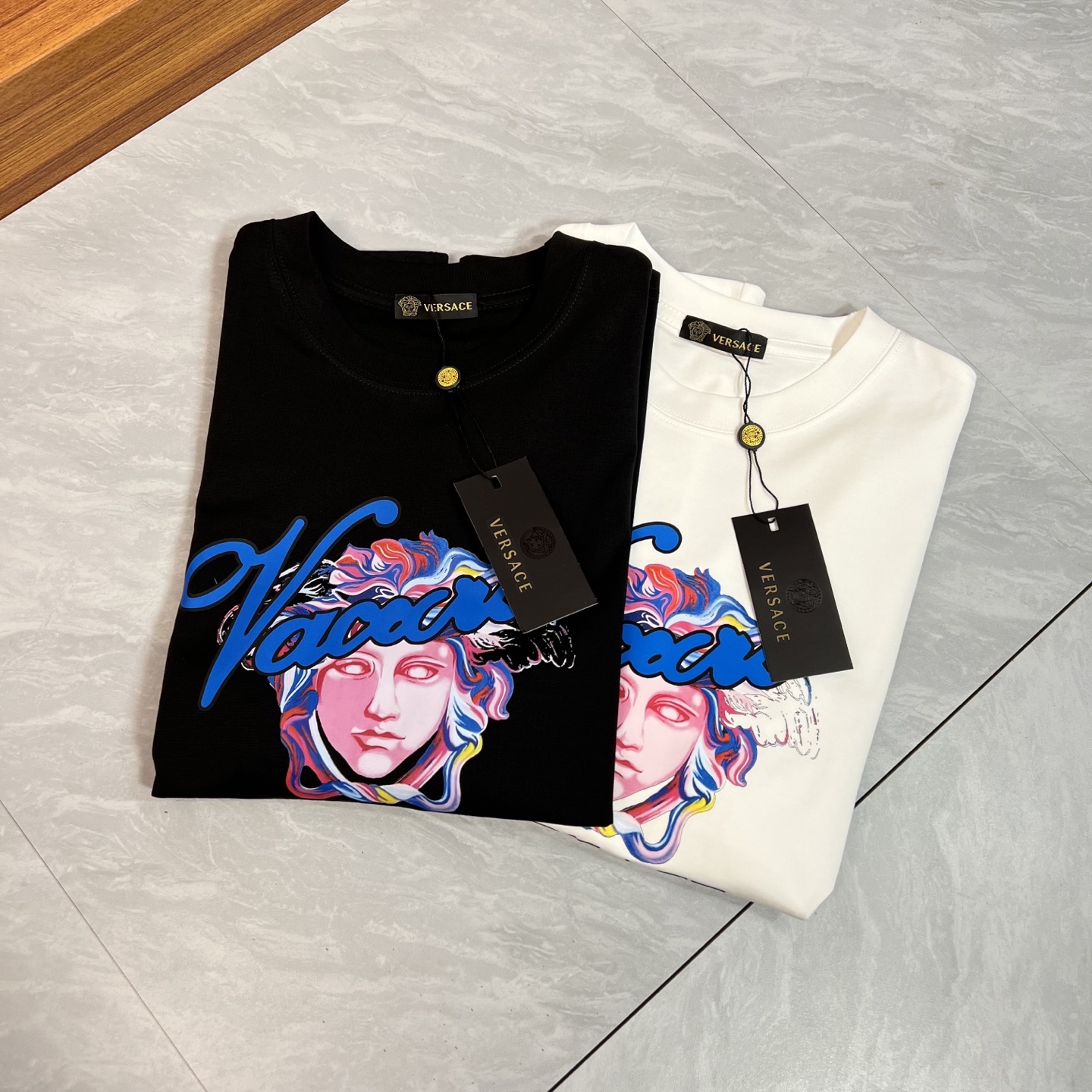 NO:471833,Versace/Versace 2025 new spring and summer new products are available, complete three standards, mercerized cotton round neck short-sleeved T-shirt, three-dimensional offset printing technology on the chest, no need to introduce the good products too much, look at the details, counter code M-XXXL 175/140 Suggestions, L, versace, versace, T-shirt, tees, t-shirt, alexander wang19860909Versace/范思哲 2025年春夏新品上新 三标齐全 丝光棉圆领短袖T恤 胸前立体滴胶印花工艺 好货不用过多介绍 看细节 专柜码数M-XXXL 175/140建议L,,versace,versace,T-shirt,tees，t-shirt,alexander wang,Men's clothing