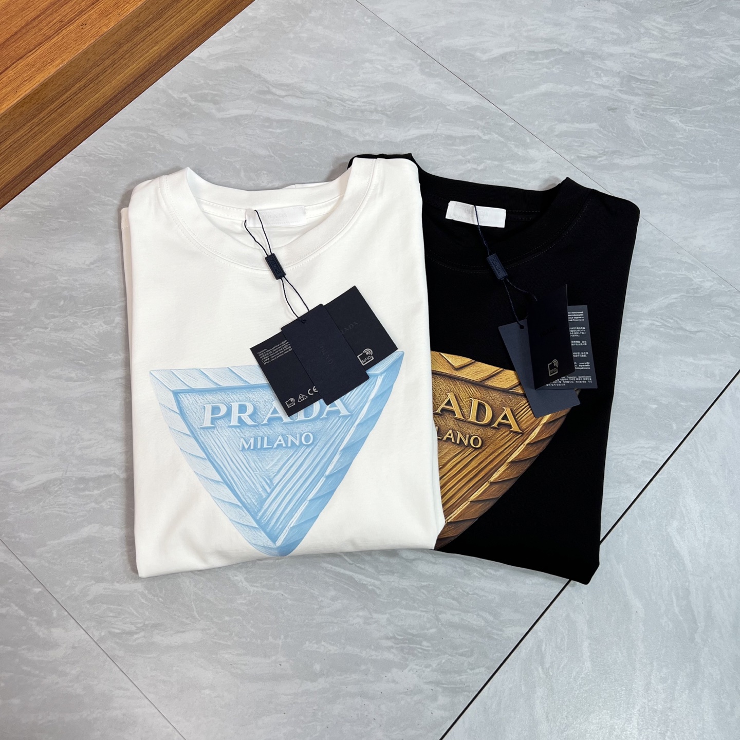 NO:471838,Prada/Prada 2025 new spring and summer products are available in new products, complete three standards, mercerized cotton round neck short-sleeved T-shirt, chest printing process, good products do not need to be introduced too much, look at the details, counter number M-XXXL 175/140 Suggestions,,prada,prada,T-shirt,tees,t-shirt,alexander wang19860909Prada/普拉达 2025年春夏新品上新 三标齐全 丝光棉圆领短袖T恤 胸前印花工艺 好货不用过多介绍 看细节 专柜码数M-XXXL 175/140建议L,,prada,prada,T-shirt,tees，t-shirt,alexander wang,Men's clothing