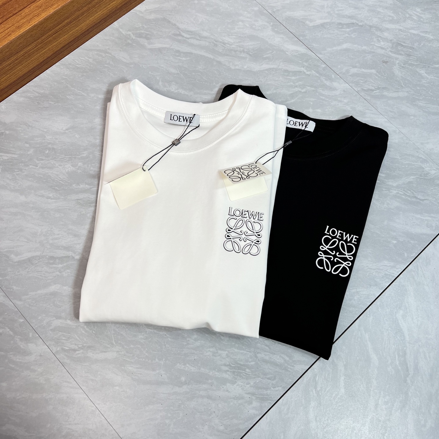 NO:471854,Loewe/Luo Yiwei New products for spring and summer 2025 are available in new products, complete three standards, mercerized cotton round neck short-sleeved T-shirt, three-dimensional glue dripping process on chest, good products do not need to be introduced too much, look at the details, counter number M-XXXL 175/140 Suggestions,,loewe,loewe,T-shirt,tees,t-shirt,alexander wang19860909Loewe/罗意威 2025年春夏新品上新 三标齐全 丝光棉圆领短袖T恤 胸前立体滴胶工艺 好货不用过多介绍 看细节 专柜码数M-XXXL 175/140建议L,,loewe,loewe,T-shirt,tees，t-shirt,alexander wang,Men's clothing