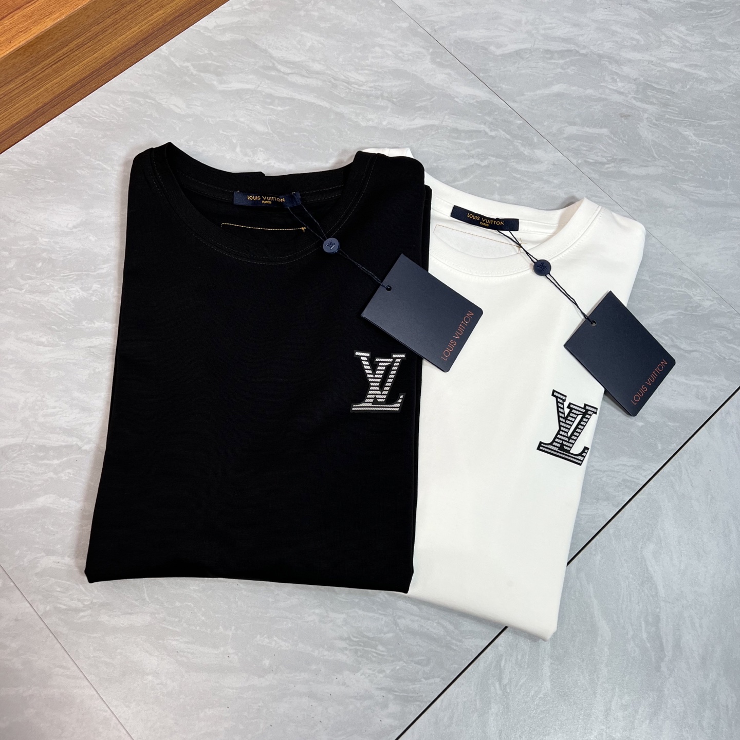 NO:471858,LV/Louis Vuitton 2025 Spring and Summer New Products are available, Three-standard Mercerized Cotton Round Neck Short-Sleeve T-shirt, Three-dimensional Glue Drop Process on the Chest, Don’t need to introduce too much good products, look at the details, Counter Code M-XXXL 175/140 Suggestions, L, louis vuitton, louis vuitton, T-shirt,tees, t-shirt,alexander wang19860909LV/路易威登 2025年春夏新品上新 三标齐全 丝光棉圆领短袖T恤 胸前立体滴胶工艺 好货不用过多介绍 看细节 专柜码数M-XXXL 175/140建议L,,louis vuitton,louis vuitton,T-shirt,tees，t-shirt,alexander wang,Men's clothing