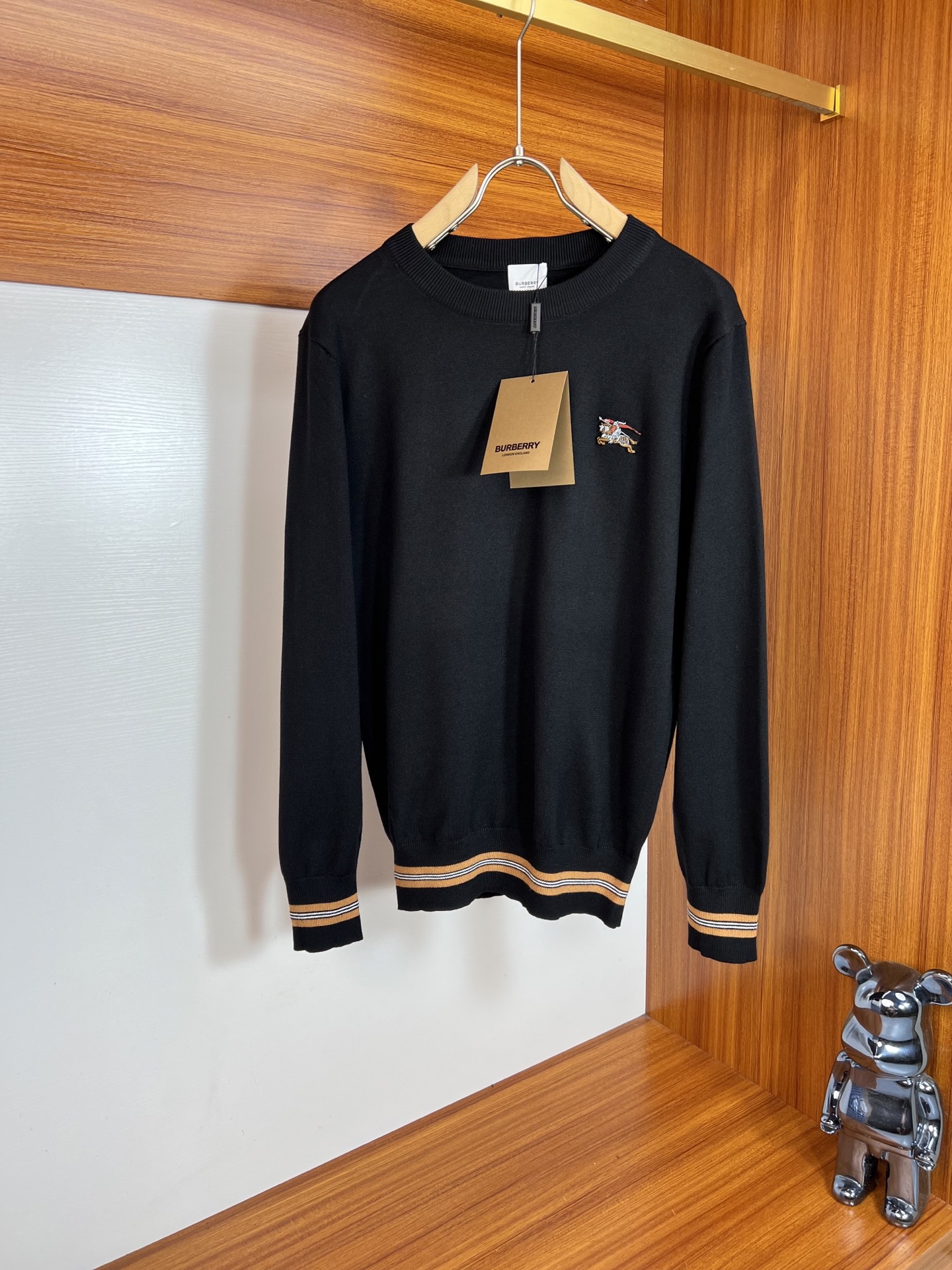 NO:522916,Burberry/Burberry New products for spring and summer 2025 are available in new products, complete three standards, round neck sweater, toothbrush embroidery craftsmanship, good products do not need to be introduced too much, look at the details, counter number M-XXXL 175/140 Suggestions,,burberry,burberry,sweaters,alexander wang19860909Burberry/巴宝莉 2025年春夏新品上新 三标齐全 圆领毛衣 牙刷绣工艺 好货不用过多介绍 看细节 专柜码数M-XXXL 175/140建议L,,burberry,burberry,sweaters,alexander wang,Men's clothing