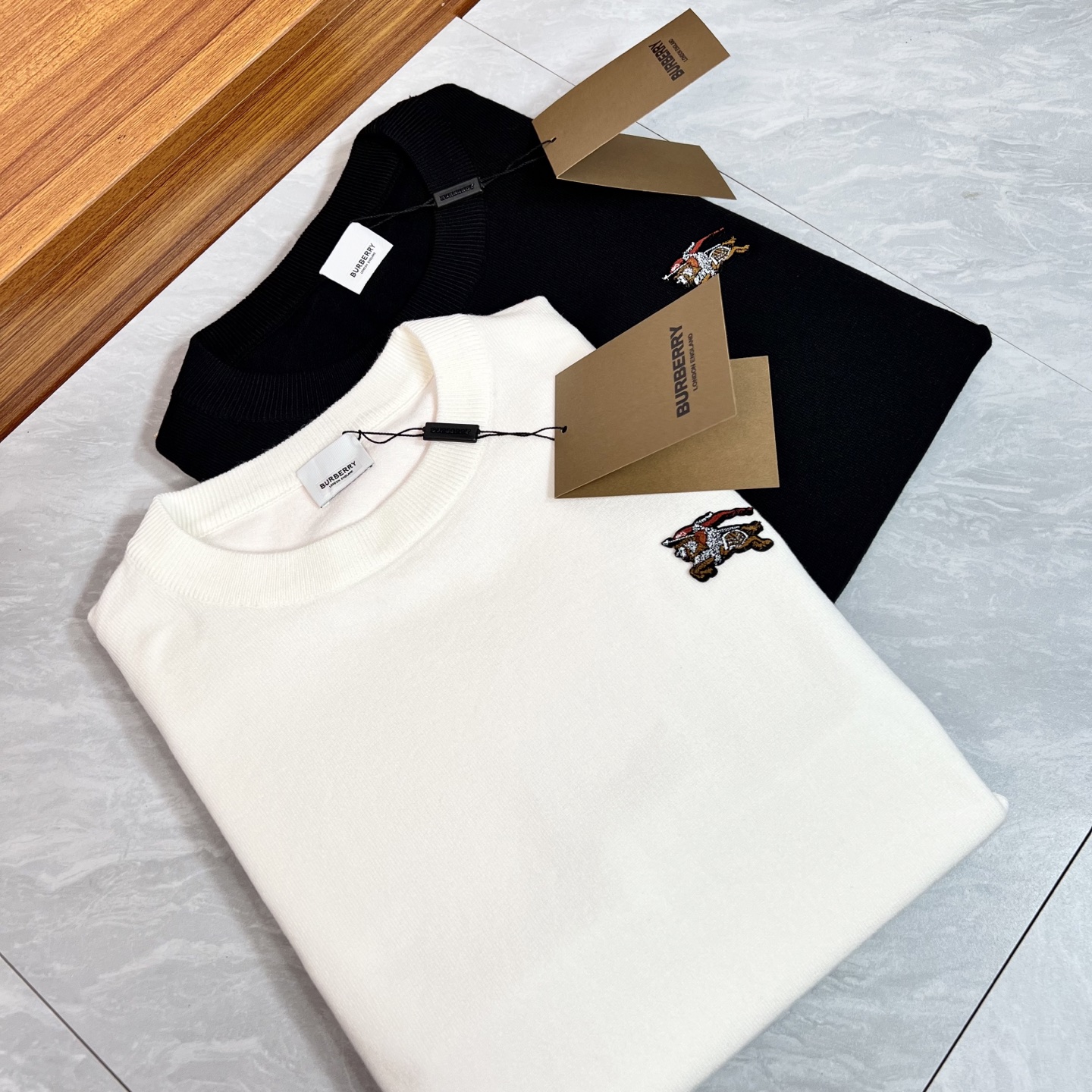 NO:521686,Burberry/Burberry New products for spring and summer 2025 are available in new products, complete three standards, round neck sweater, toothbrush embroidery craftsmanship, good products do not need to be introduced too much, look at the details, counter number M-XXXL /140 suggestions L, burberry, burberry, sweaters, alexander wang19860909Burberry/巴宝莉 2025年春夏新品上新 三标齐全 圆领毛衣 牙刷绣工艺 好货不用过多介绍 看细节 专柜码数M-XXXL /140建议L,,burberry,burberry,sweaters,alexander wang,Men's clothing