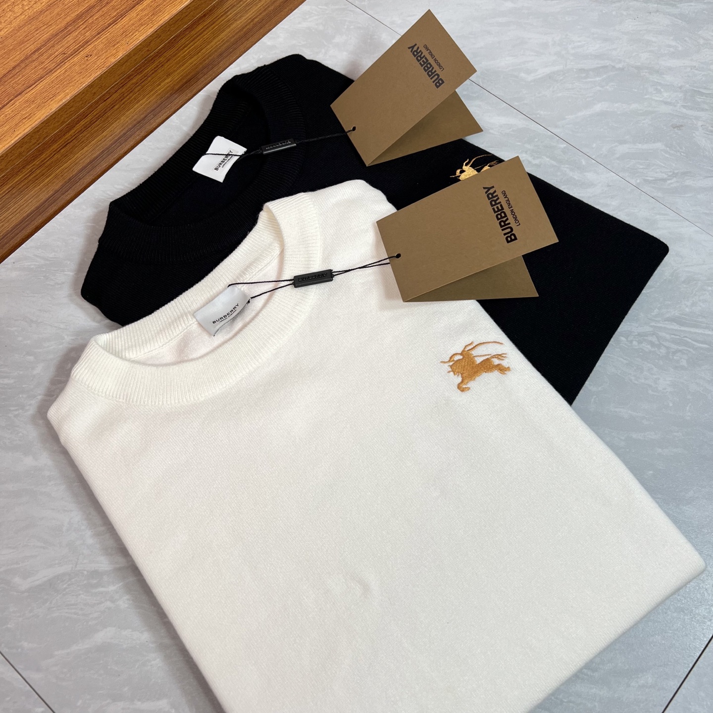 NO:518713,Burberry/Burberry New products for spring and summer 2025 are available in new products, complete three standards, round neck sweater, embroidery craftsmanship, good products do not need to be introduced too much, look at the details, counter number M-XXXL 175/140 Suggestions L,,burberry,burberry,sweaters,alexander wang19860909Burberry/巴宝莉 2025年春夏新品上新 三标齐全 圆领毛衣 刺绣工艺 好货不用过多介绍 看细节 专柜码数M-XXXL 175/140建议L,,burberry,burberry,sweaters,alexander wang,Men's clothing