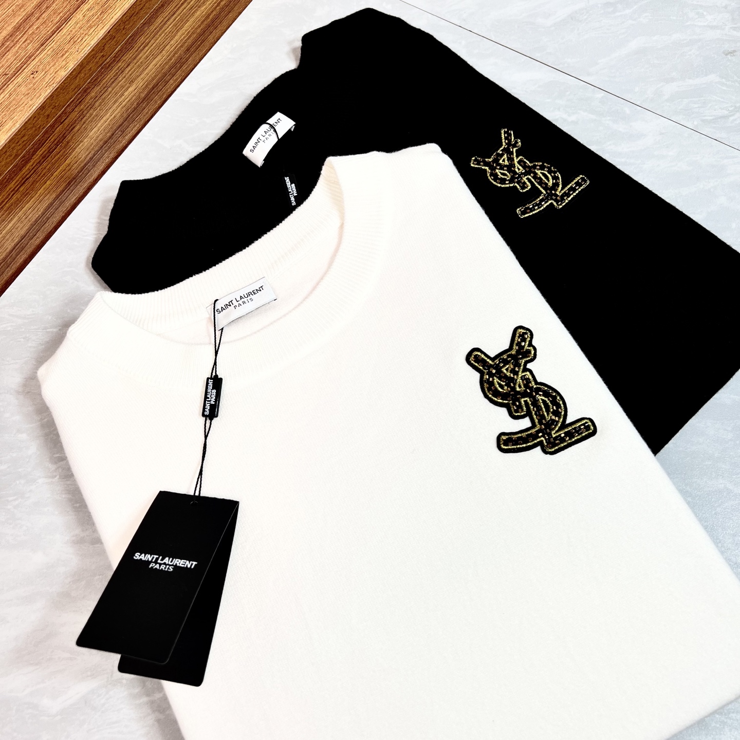 NO:514706,Saint Laurent 2025 spring and summer new products are available, three standards are complete, round neck sweater, good products do not need to be introduced too much, look at the details, counter number M-XXXL /140 suggestions L,,saint laurent,sweaters,alexander wang19860909圣罗兰 2025年春夏新品上新 三标齐全 圆领毛衣 好货不用过多介绍 看细节 专柜码数M-XXXL /140建议L,,saint laurent,sweaters,alexander wang,Men's clothing