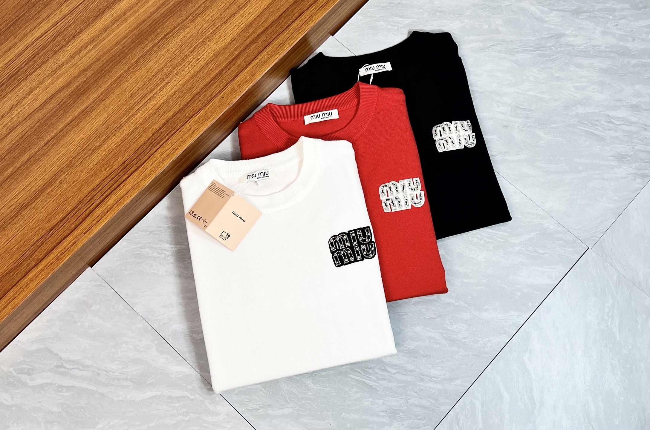 NO:514703,MiuMiu 2025 new spring and summer products are available, complete three standards, round neck sweater, good products do not need to be introduced too much, look at the details, counter number M-XXXL /140 suggestions L,,miumiu, sweaters, alexander wang19860909MiuMiu 2025年春夏新品上新 三标齐全 圆领毛衣 好货不用过多介绍 看细节 专柜码数M-XXXL /140建议L,,miumiu,sweaters,alexander wang,Men's clothing